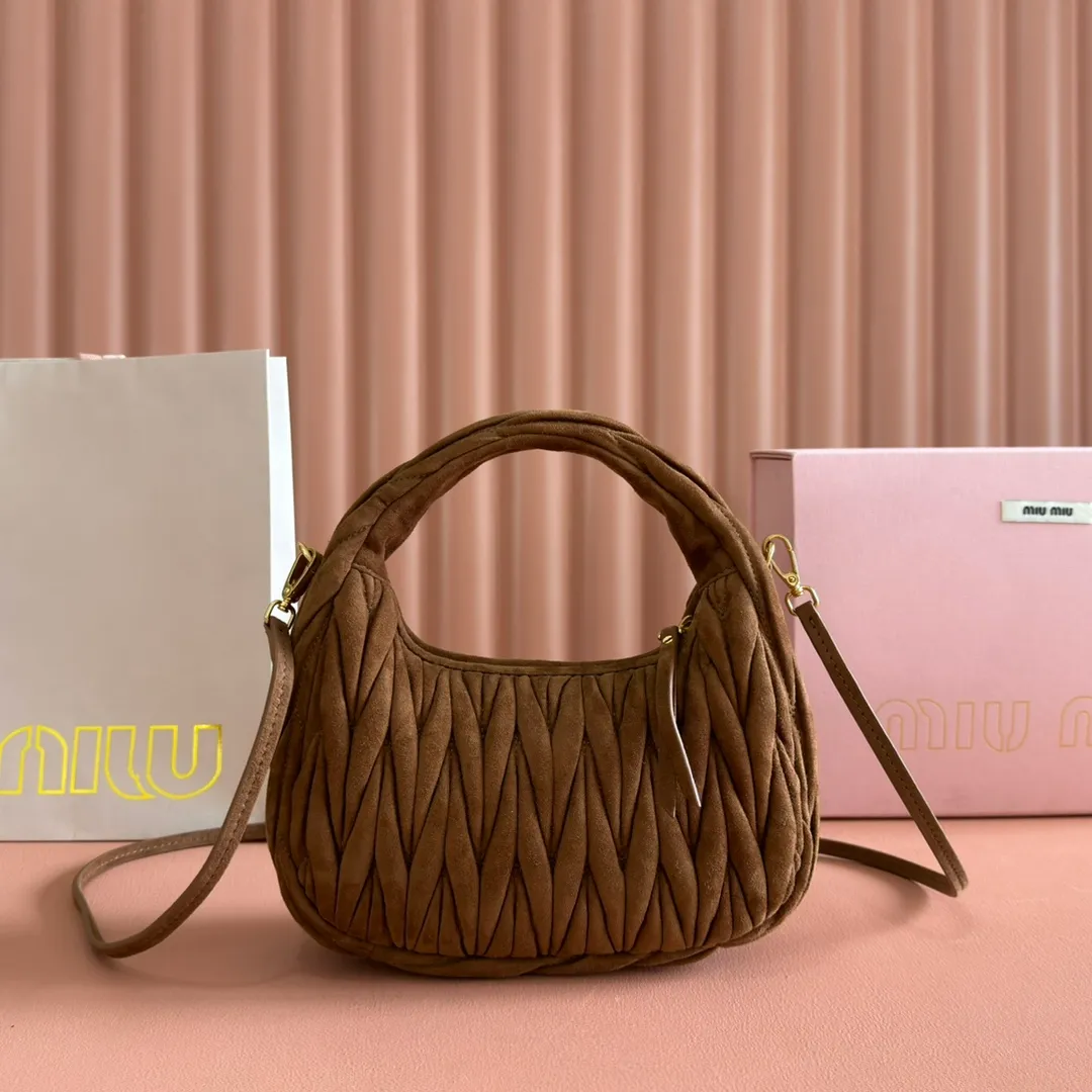 p1560💋💋💋[Full set of packaging at the counter] 5BC125: MiuMiu's new MiuWander suede leather handbag, this year's super popular deerskin material, a must-have item for autumn and winter, retro frosted hardware, using round curves to retain the playful feel it should have, the overall shape of the bag is stiff and stylish, full of personality, can be sweet or salty, the capacity can be light, size: 23X13X7