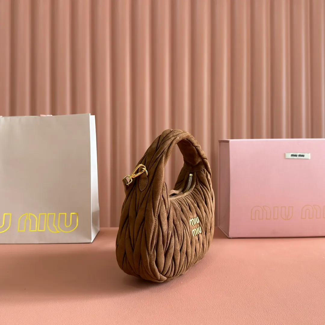 p1560💋💋💋[Full set of packaging at the counter] 5BC125: MiuMiu's new MiuWander suede leather handbag, this year's super popular deerskin material, a must-have item for autumn and winter, retro frosted hardware, using round curves to retain the playful feel it should have, the overall shape of the bag is stiff and stylish, full of personality, can be sweet or salty, the capacity can be light, size: 23X13X7