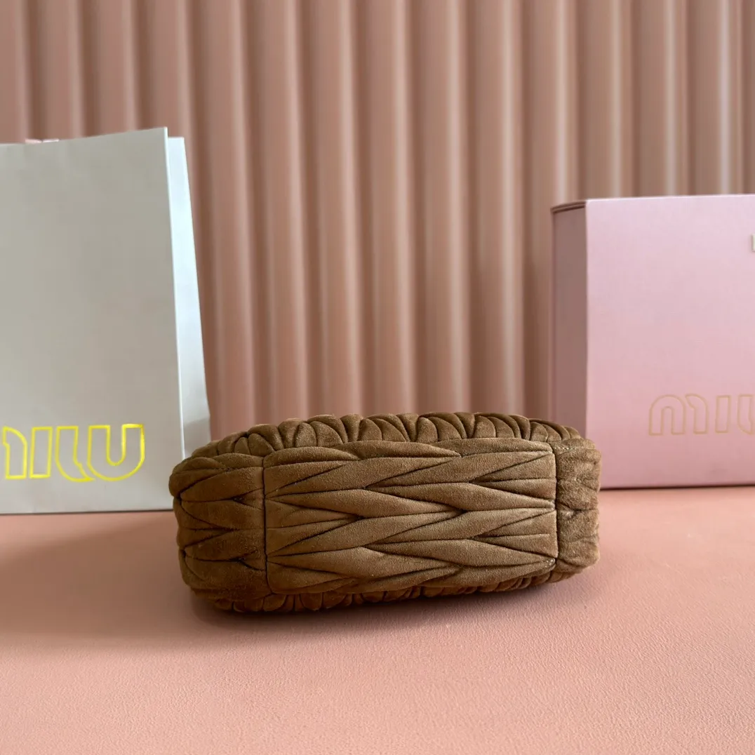 p1560💋💋💋[Full set of packaging at the counter] 5BC125: MiuMiu's new MiuWander suede leather handbag, this year's super popular deerskin material, a must-have item for autumn and winter, retro frosted hardware, using round curves to retain the playful feel it should have, the overall shape of the bag is stiff and stylish, full of personality, can be sweet or salty, the capacity can be light, size: 23X13X7