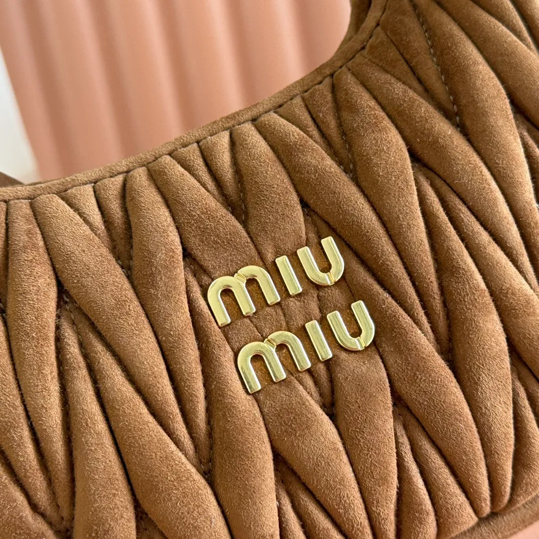 p1560💋💋💋[Full set of packaging at the counter] 5BC125: MiuMiu's new MiuWander suede leather handbag, this year's super popular deerskin material, a must-have item for autumn and winter, retro frosted hardware, using round curves to retain the playful feel it should have, the overall shape of the bag is stiff and stylish, full of personality, can be sweet or salty, the capacity can be light, size: 23X13X7