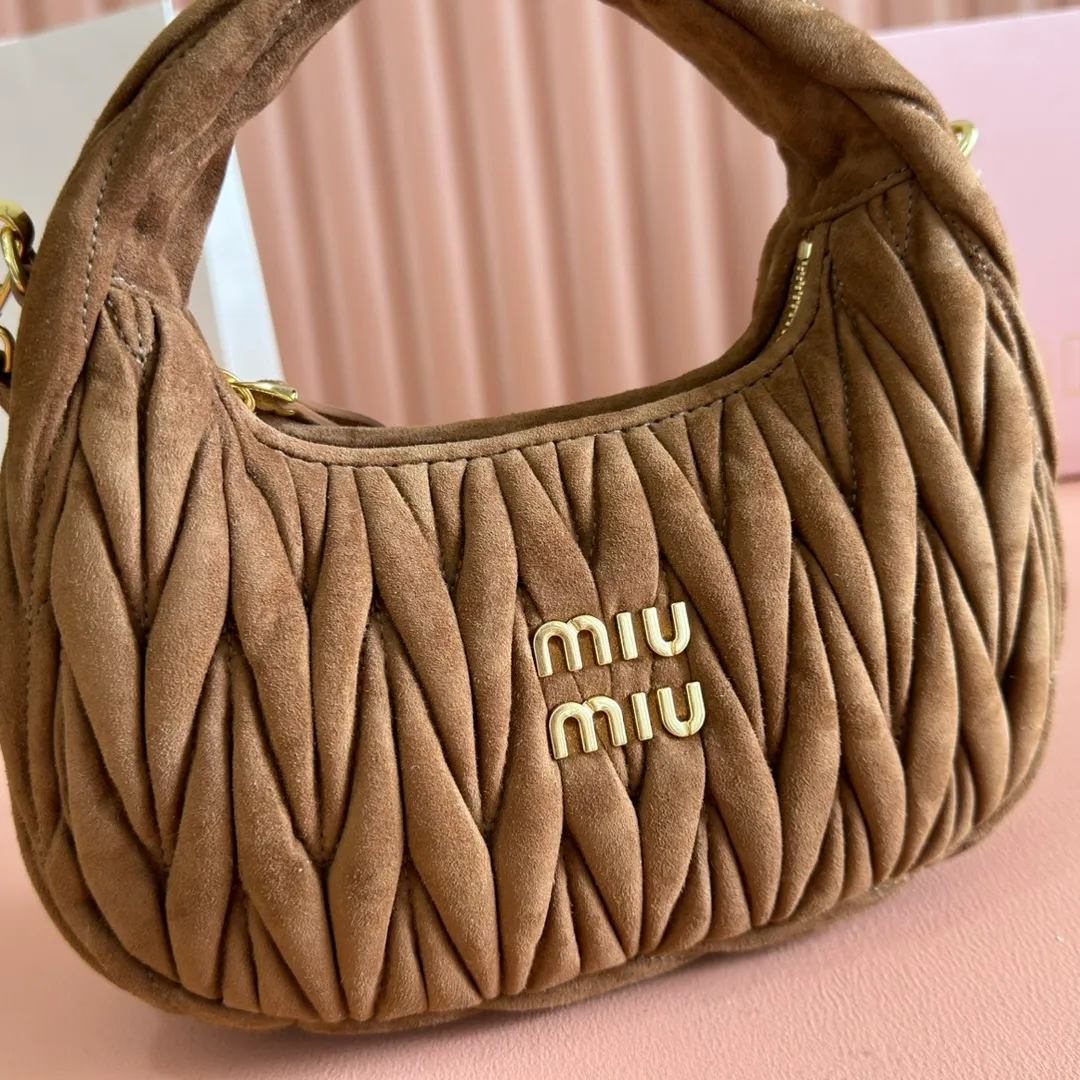 p1560💋💋💋[Full set of packaging at the counter] 5BC125: MiuMiu's new MiuWander suede leather handbag, this year's super popular deerskin material, a must-have item for autumn and winter, retro frosted hardware, using round curves to retain the playful feel it should have, the overall shape of the bag is stiff and stylish, full of personality, can be sweet or salty, the capacity can be light, size: 23X13X7