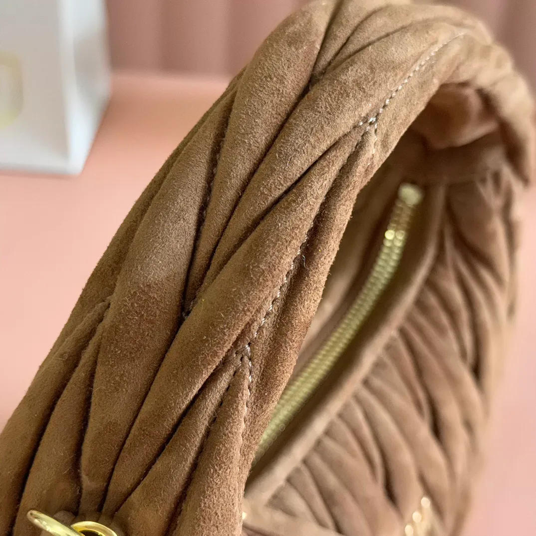 p1560💋💋💋[Full set of packaging at the counter] 5BC125: MiuMiu's new MiuWander suede leather handbag, this year's super popular deerskin material, a must-have item for autumn and winter, retro frosted hardware, using round curves to retain the playful feel it should have, the overall shape of the bag is stiff and stylish, full of personality, can be sweet or salty, the capacity can be light, size: 23X13X7