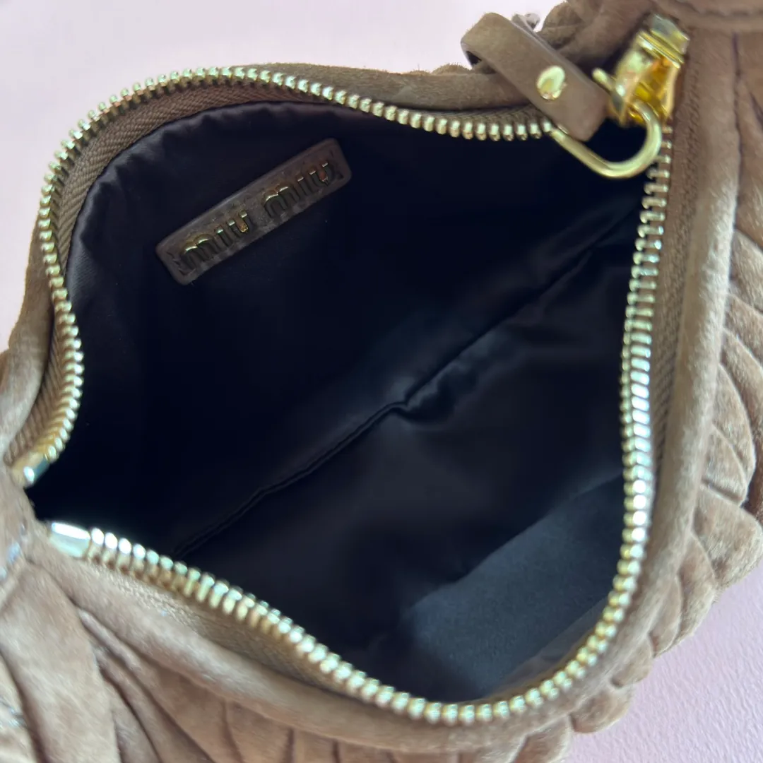 p1560💋💋💋[Full set of packaging at the counter] 5BC125: MiuMiu's new MiuWander suede leather handbag, this year's super popular deerskin material, a must-have item for autumn and winter, retro frosted hardware, using round curves to retain the playful feel it should have, the overall shape of the bag is stiff and stylish, full of personality, can be sweet or salty, the capacity can be light, size: 23X13X7
