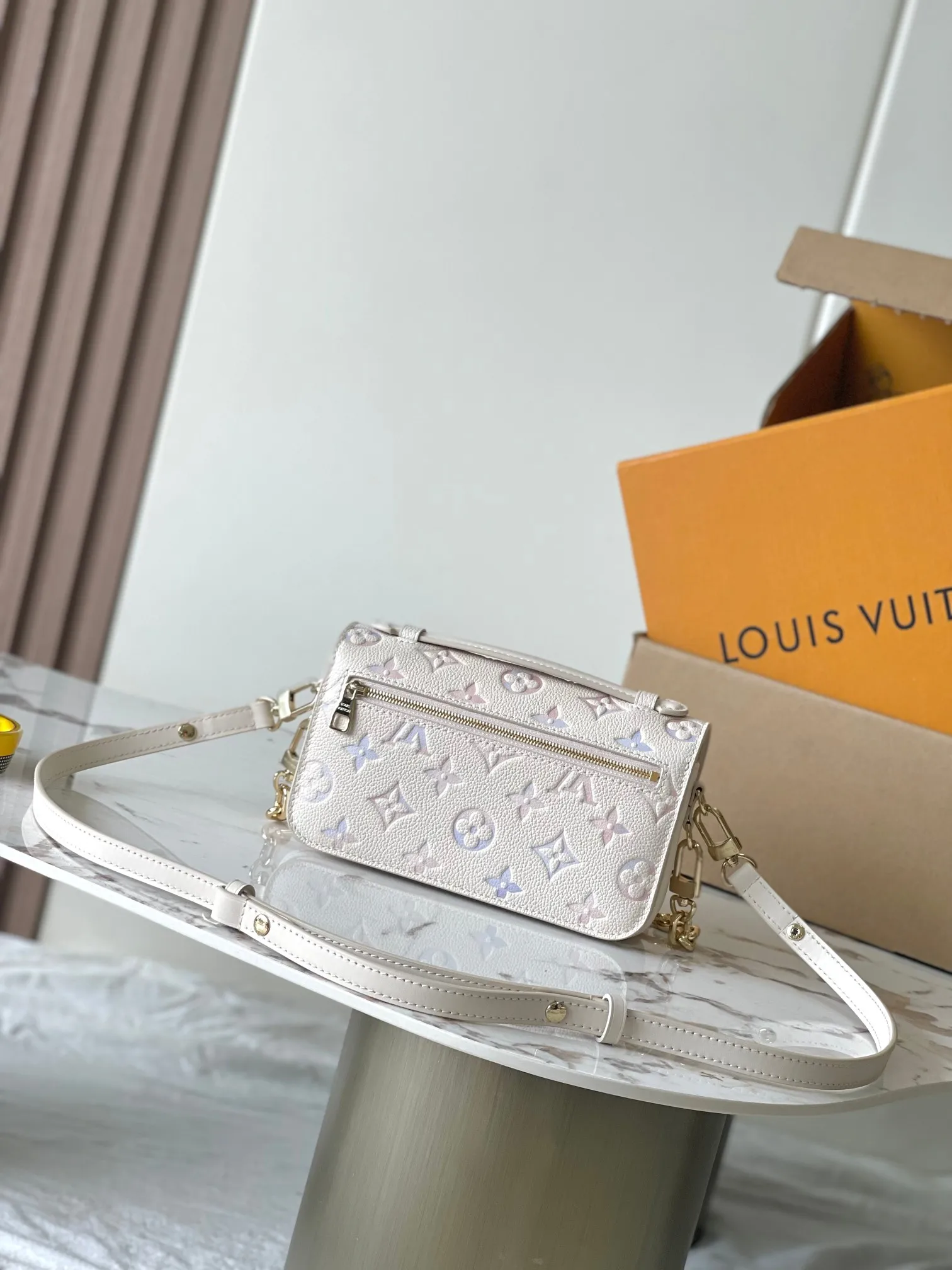p2800 [Special grade MB163c chip version original leather] This POCHETTE MÉTIS EAST WEST handbag Model: M25682 Material: A-grade all-steel hardware, imported original cowhide Packaging: Full set of original duty-free MB packaging Dimensions: 13.5 x 6 x 21.5 cm