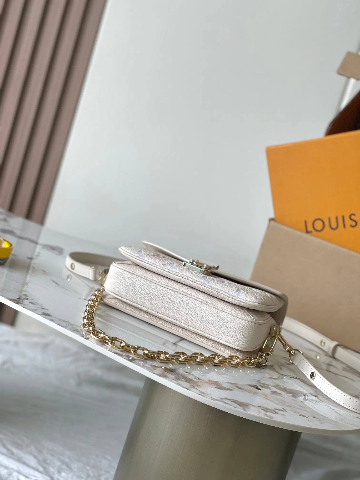 p2800 [Special grade MB163c chip version original leather] This POCHETTE MÉTIS EAST WEST handbag Model: M25682 Material: A-grade all-steel hardware, imported original cowhide Packaging: Full set of original duty-free MB packaging Dimensions: 13.5 x 6 x 21.5 cm