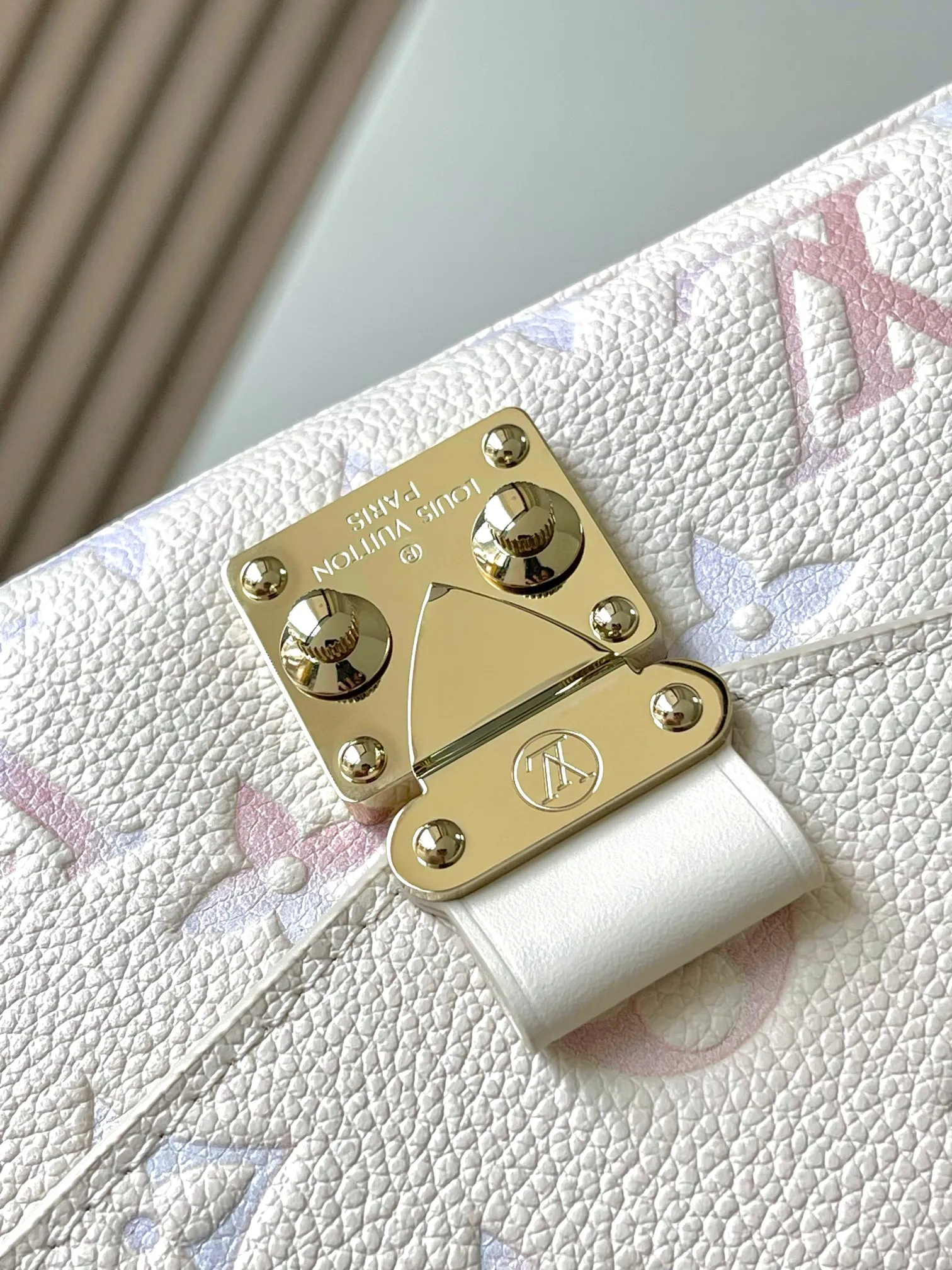 p2800 [Special grade MB163c chip version original leather] This POCHETTE MÉTIS EAST WEST handbag Model: M25682 Material: A-grade all-steel hardware, imported original cowhide Packaging: Full set of original duty-free MB packaging Dimensions: 13.5 x 6 x 21.5 cm