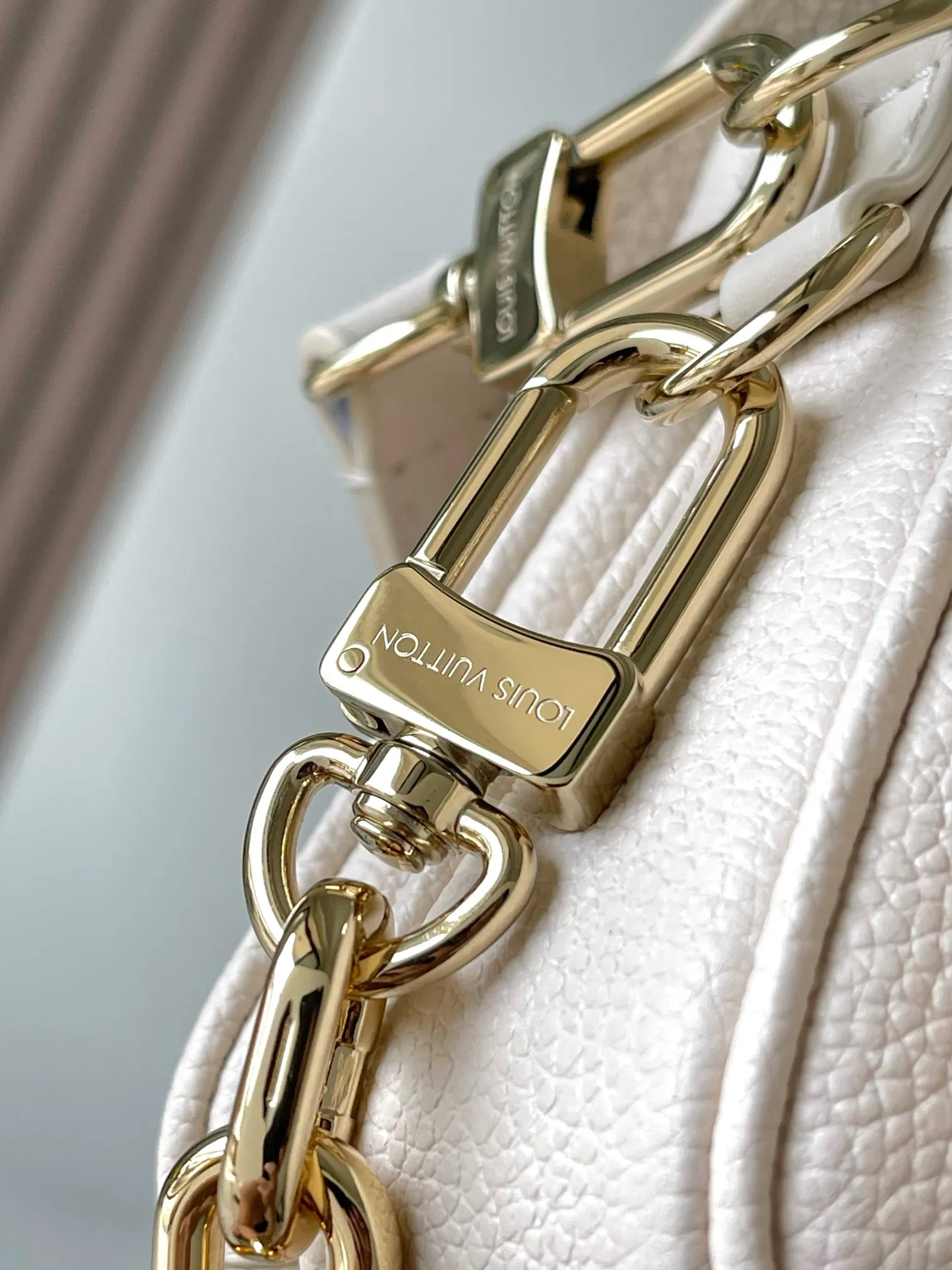 p2800 [Special grade MB163c chip version original leather] This POCHETTE MÉTIS EAST WEST handbag Model: M25682 Material: A-grade all-steel hardware, imported original cowhide Packaging: Full set of original duty-free MB packaging Dimensions: 13.5 x 6 x 21.5 cm