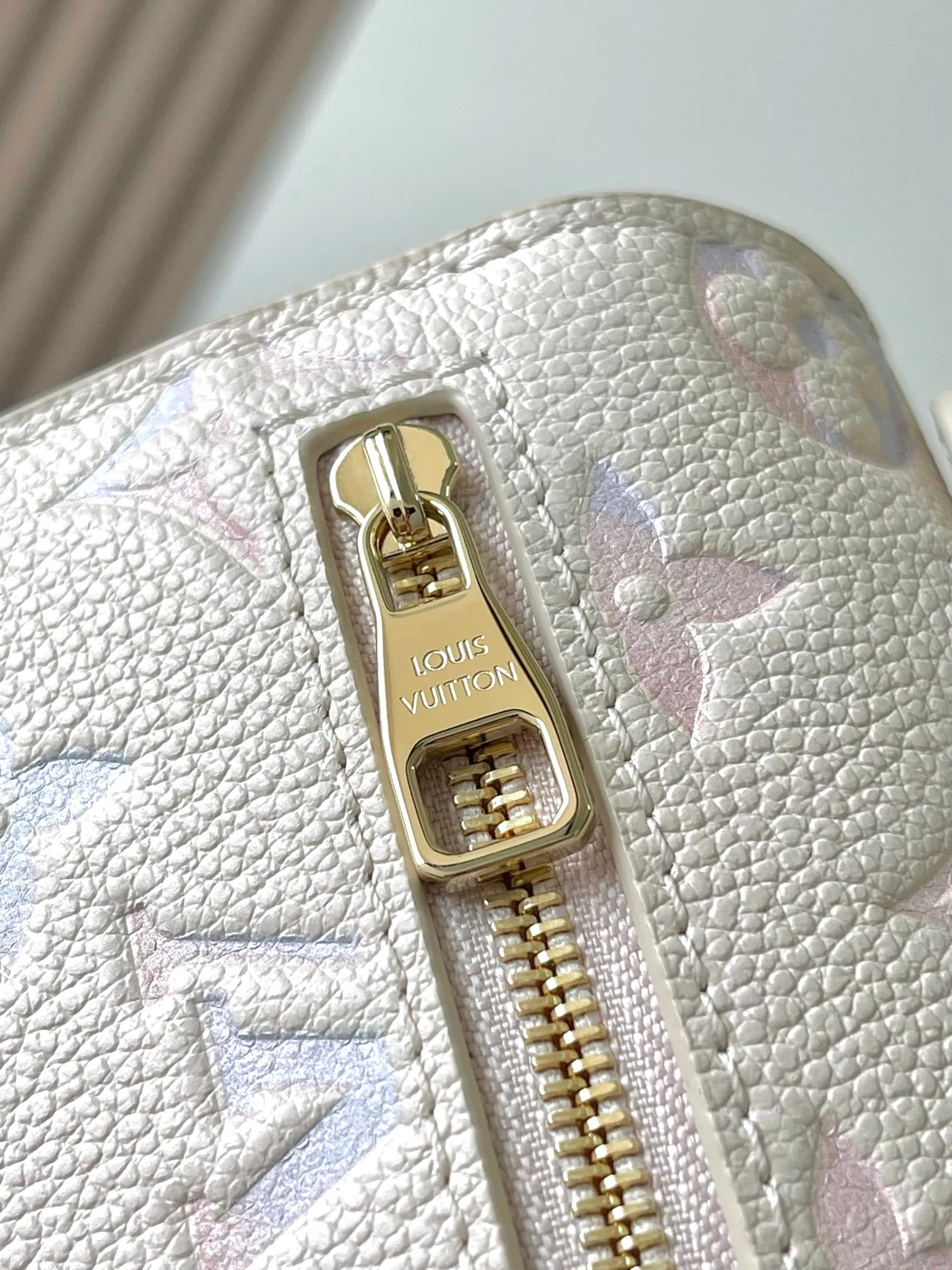 p2800 [Special grade MB163c chip version original leather] This POCHETTE MÉTIS EAST WEST handbag Model: M25682 Material: A-grade all-steel hardware, imported original cowhide Packaging: Full set of original duty-free MB packaging Dimensions: 13.5 x 6 x 21.5 cm