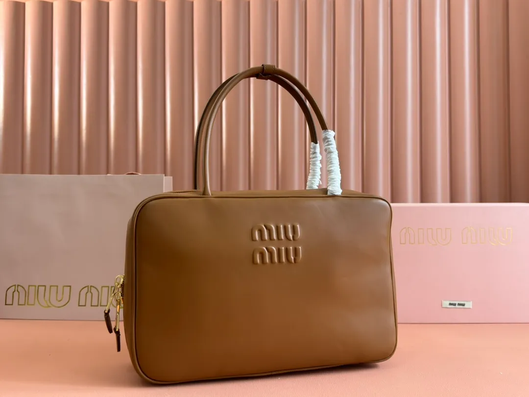 p1900. MIU's new product [Original leather with counter packaging] Beau cow leather handbag/shoulder bag ~ Cognac color [New version briefcase] 5bb117 This Beau handbag is made of soft and smooth cow leather, with exquisite details such as gold-plated hardware and accessories, and the embossed letter logo highlights the classic style. Size:W34×H23×D10cm