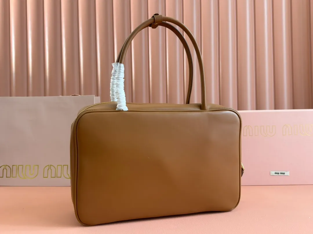 p1900. MIU's new product [Original leather with counter packaging] Beau cow leather handbag/shoulder bag ~ Cognac color [New version briefcase] 5bb117 This Beau handbag is made of soft and smooth cow leather, with exquisite details such as gold-plated hardware and accessories, and the embossed letter logo highlights the classic style. Size:W34×H23×D10cm