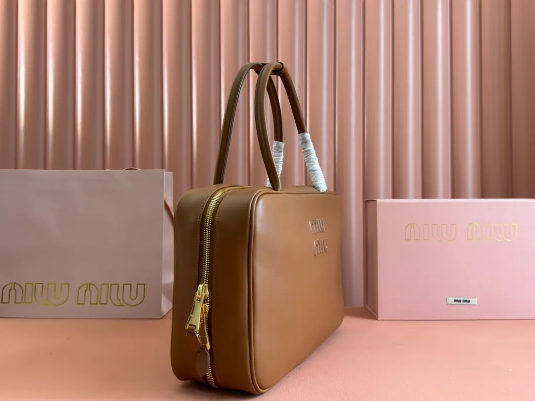 p1900. MIU's new product [Original leather with counter packaging] Beau cow leather handbag/shoulder bag ~ Cognac color [New version briefcase] 5bb117 This Beau handbag is made of soft and smooth cow leather, with exquisite details such as gold-plated hardware and accessories, and the embossed letter logo highlights the classic style. Size:W34×H23×D10cm