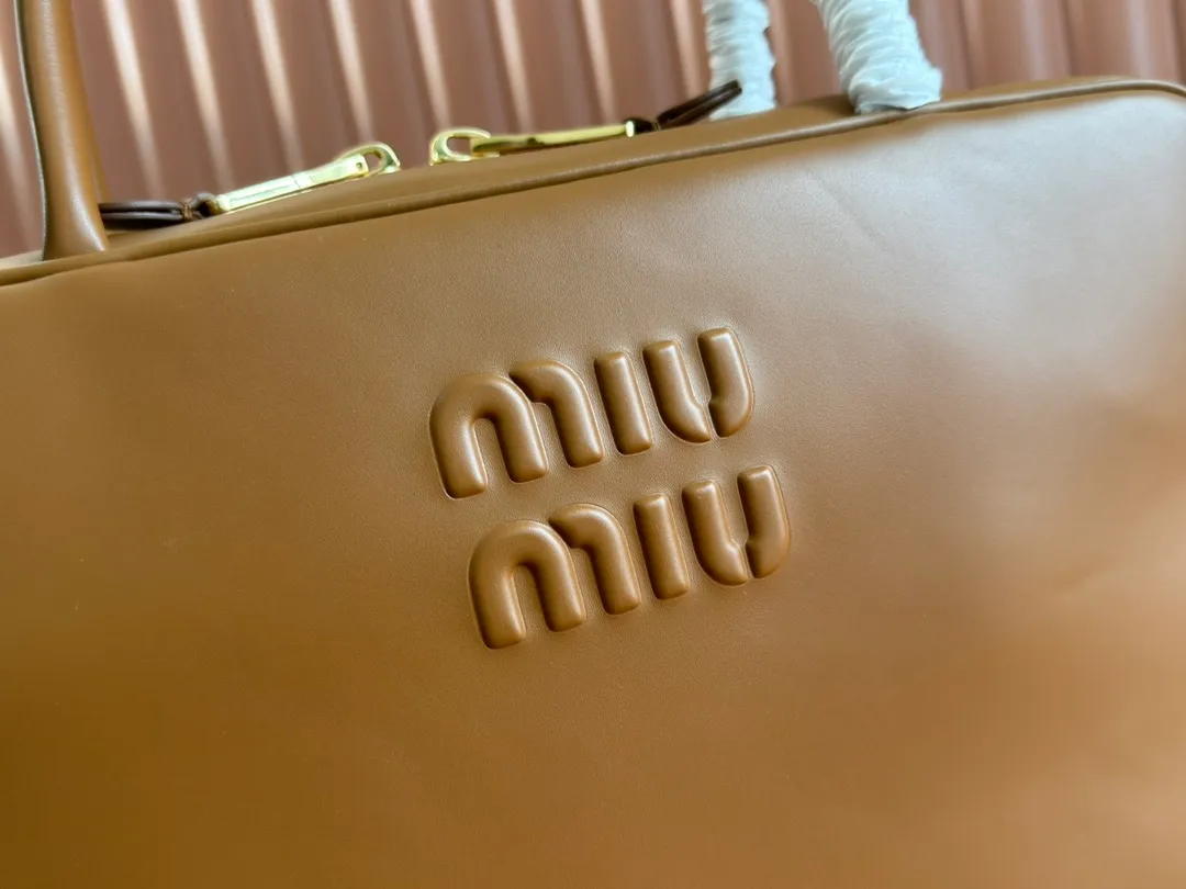 p1900. MIU's new product [Original leather with counter packaging] Beau cow leather handbag/shoulder bag ~ Cognac color [New version briefcase] 5bb117 This Beau handbag is made of soft and smooth cow leather, with exquisite details such as gold-plated hardware and accessories, and the embossed letter logo highlights the classic style. Size:W34×H23×D10cm