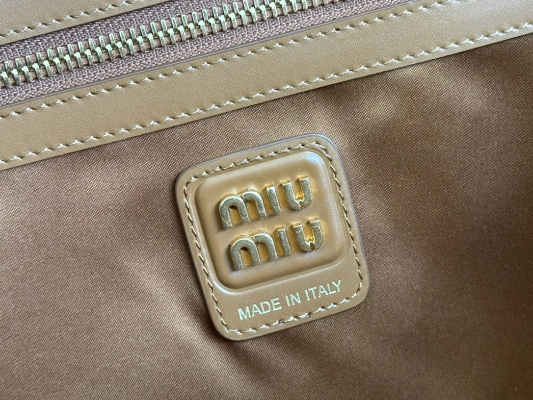 p1900. MIU's new product [Original leather with counter packaging] Beau cow leather handbag/shoulder bag ~ Cognac color [New version briefcase] 5bb117 This Beau handbag is made of soft and smooth cow leather, with exquisite details such as gold-plated hardware and accessories, and the embossed letter logo highlights the classic style. Size:W34×H23×D10cm