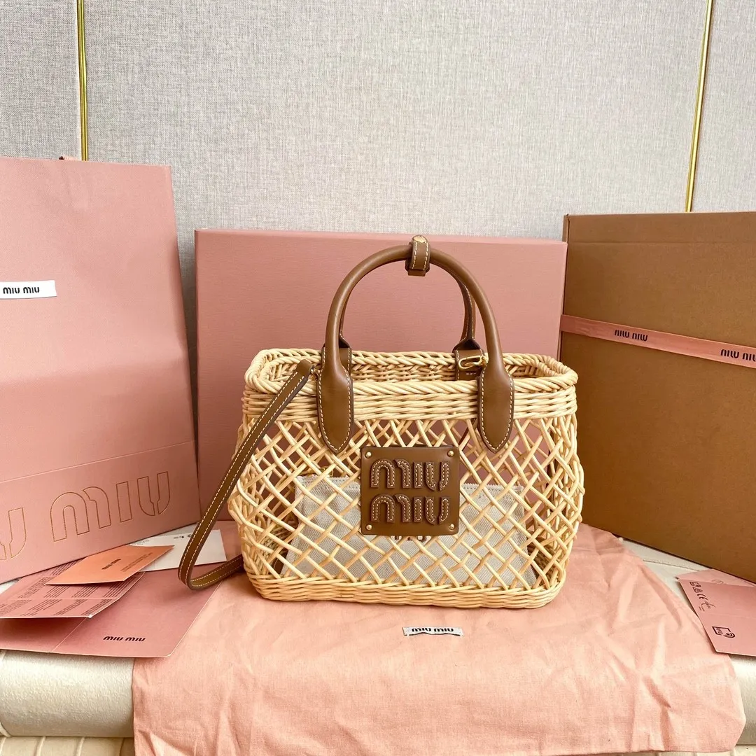 p1600 [Full set of packages at the counter] 5BA286, Miu summer pastoral holiday style, new woven hollow vegetable basket, special rattan arc design makes the bag very novel, unique and three-dimensional, hand-stitched leather logo on the front, double leather hand straps, canvas zippered small bag inside, with adjustable long leather shoulder strap, perfect choice for picnics, pastoral vacations, and beach trips, size: 24 X 18 X 9 cm