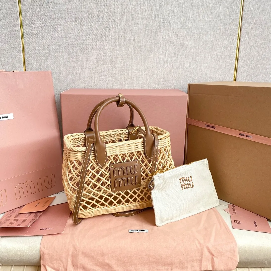 p1600 [Full set of packages at the counter] 5BA286, Miu summer pastoral holiday style, new woven hollow vegetable basket, special rattan arc design makes the bag very novel, unique and three-dimensional, hand-stitched leather logo on the front, double leather hand straps, canvas zippered small bag inside, with adjustable long leather shoulder strap, perfect choice for picnics, pastoral vacations, and beach trips, size: 24 X 18 X 9 cm