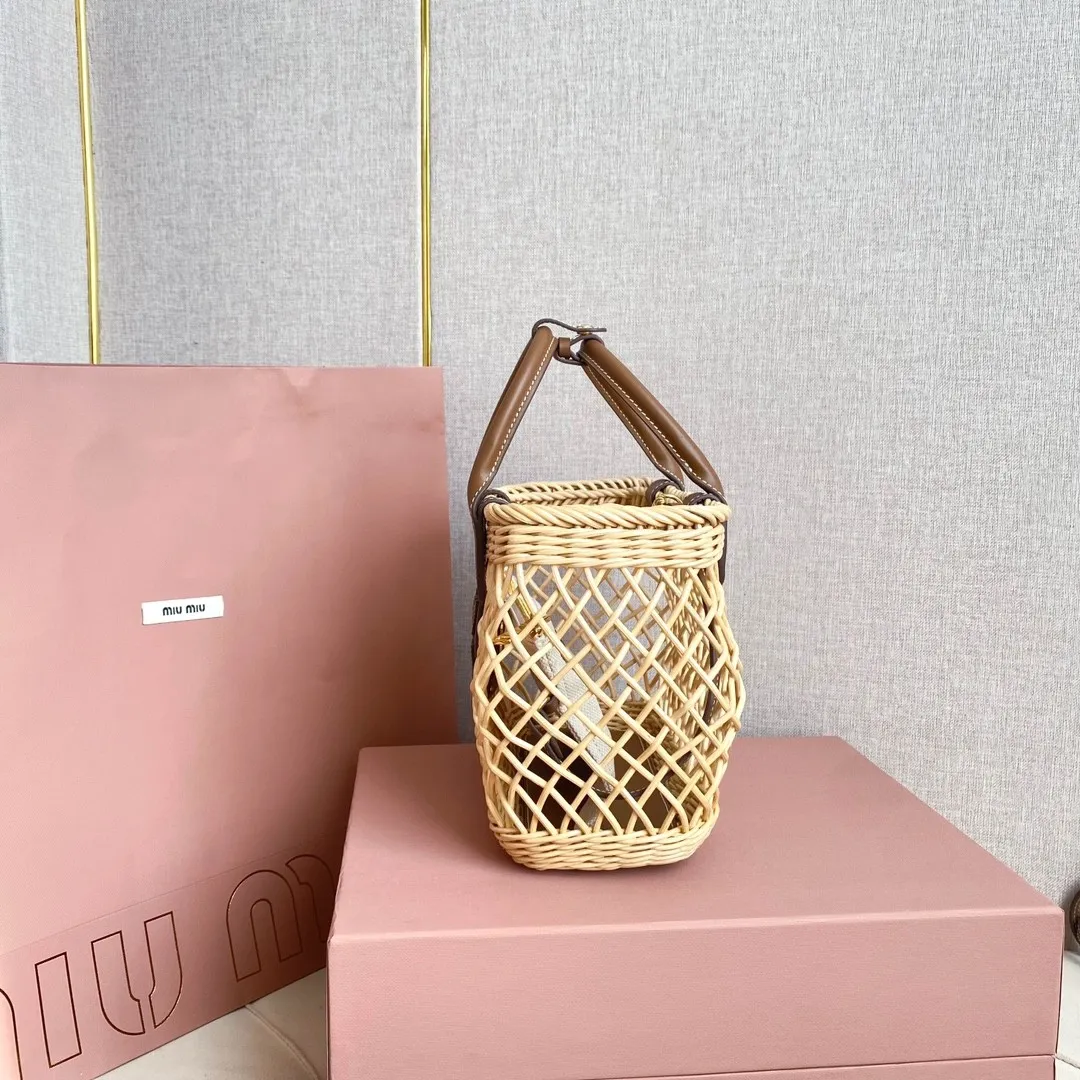 p1600 [Full set of packages at the counter] 5BA286, Miu summer pastoral holiday style, new woven hollow vegetable basket, special rattan arc design makes the bag very novel, unique and three-dimensional, hand-stitched leather logo on the front, double leather hand straps, canvas zippered small bag inside, with adjustable long leather shoulder strap, perfect choice for picnics, pastoral vacations, and beach trips, size: 24 X 18 X 9 cm