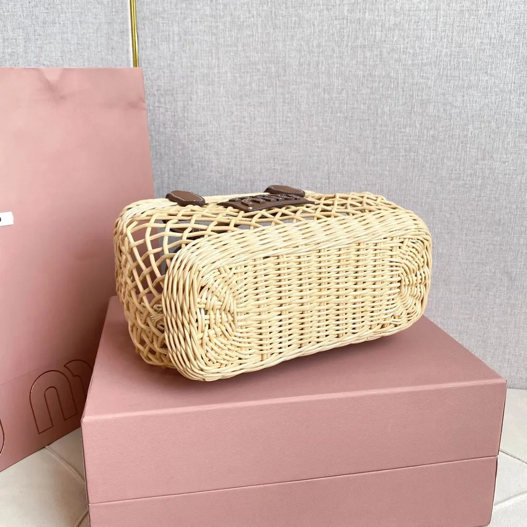 p1600 [Full set of packages at the counter] 5BA286, Miu summer pastoral holiday style, new woven hollow vegetable basket, special rattan arc design makes the bag very novel, unique and three-dimensional, hand-stitched leather logo on the front, double leather hand straps, canvas zippered small bag inside, with adjustable long leather shoulder strap, perfect choice for picnics, pastoral vacations, and beach trips, size: 24 X 18 X 9 cm