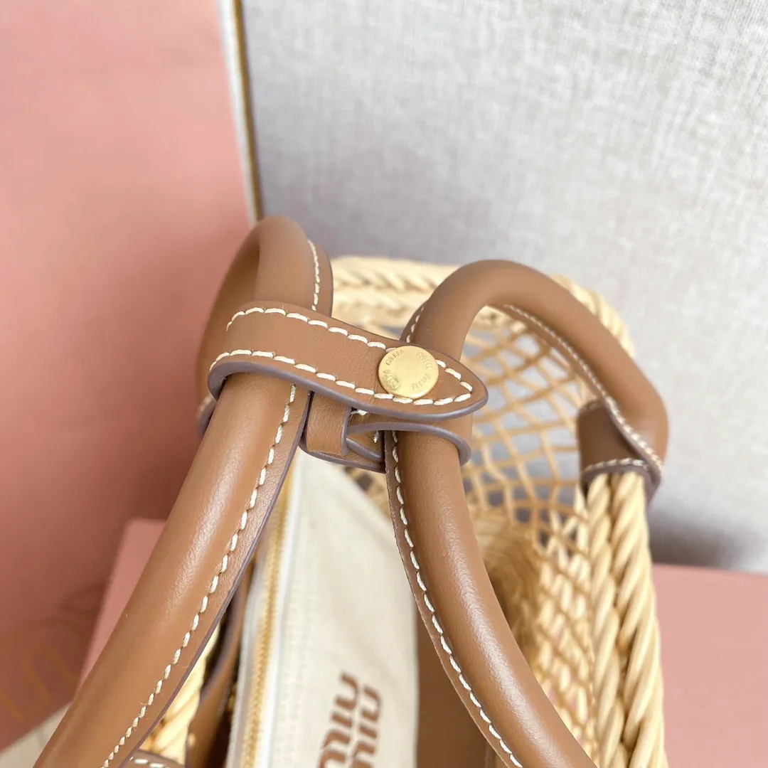 p1600 [Full set of packages at the counter] 5BA286, Miu summer pastoral holiday style, new woven hollow vegetable basket, special rattan arc design makes the bag very novel, unique and three-dimensional, hand-stitched leather logo on the front, double leather hand straps, canvas zippered small bag inside, with adjustable long leather shoulder strap, perfect choice for picnics, pastoral vacations, and beach trips, size: 24 X 18 X 9 cm