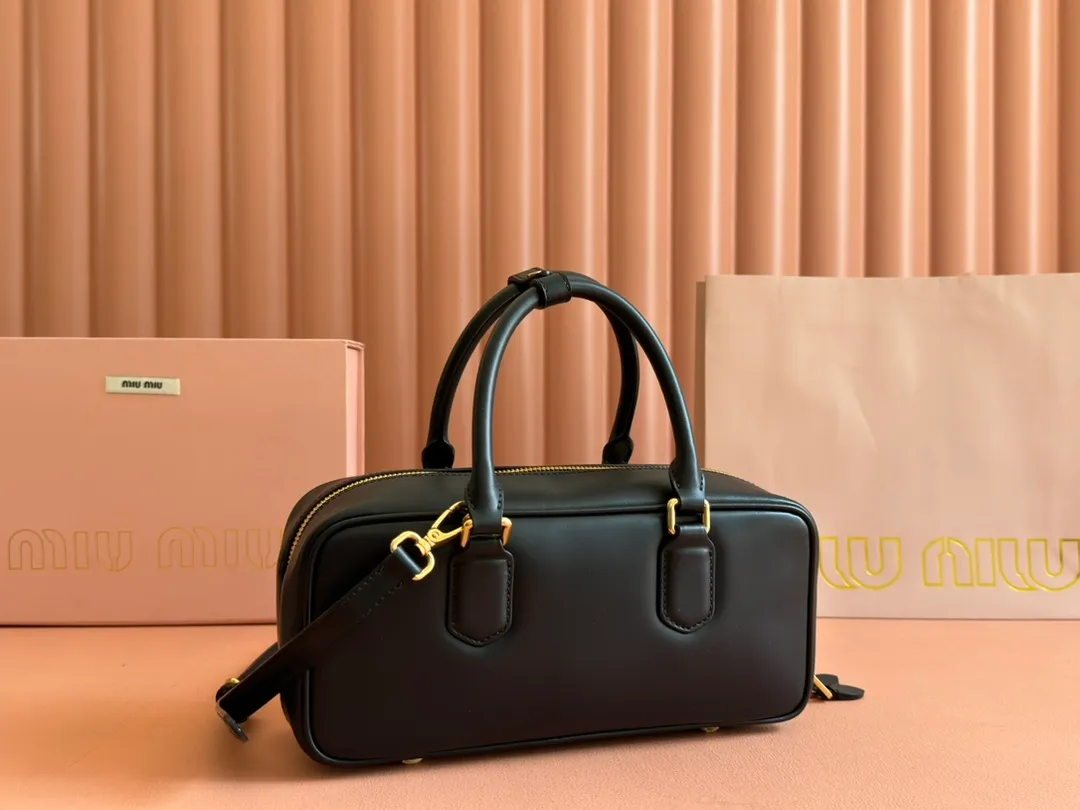 💋💋💋p1720【Premium hardware original leather】Arcadie cow leather medium (27cm) bowling handbag/crossbody bag ~ cognac color cowhide This Arcadic handbag demonstrates the unique concept that fashion is a tool that translates the reflection of reality into material form. The letter logo that complements the finish of the metal hardware accessories is exquisitely crafted and demonstrates a highly recognizable classic style. Dynamic and elegant lines with adjustable and detachable shoulder straps present a practical and versatile design with modern charm. ～Detachable and adjustable shoulder strap ～Zipper closure ～Painted metal letter logo on the front ～Lined with zippered pocket ～Comes with foot studs Size: W27×H12×D9cm No.: 5BB148