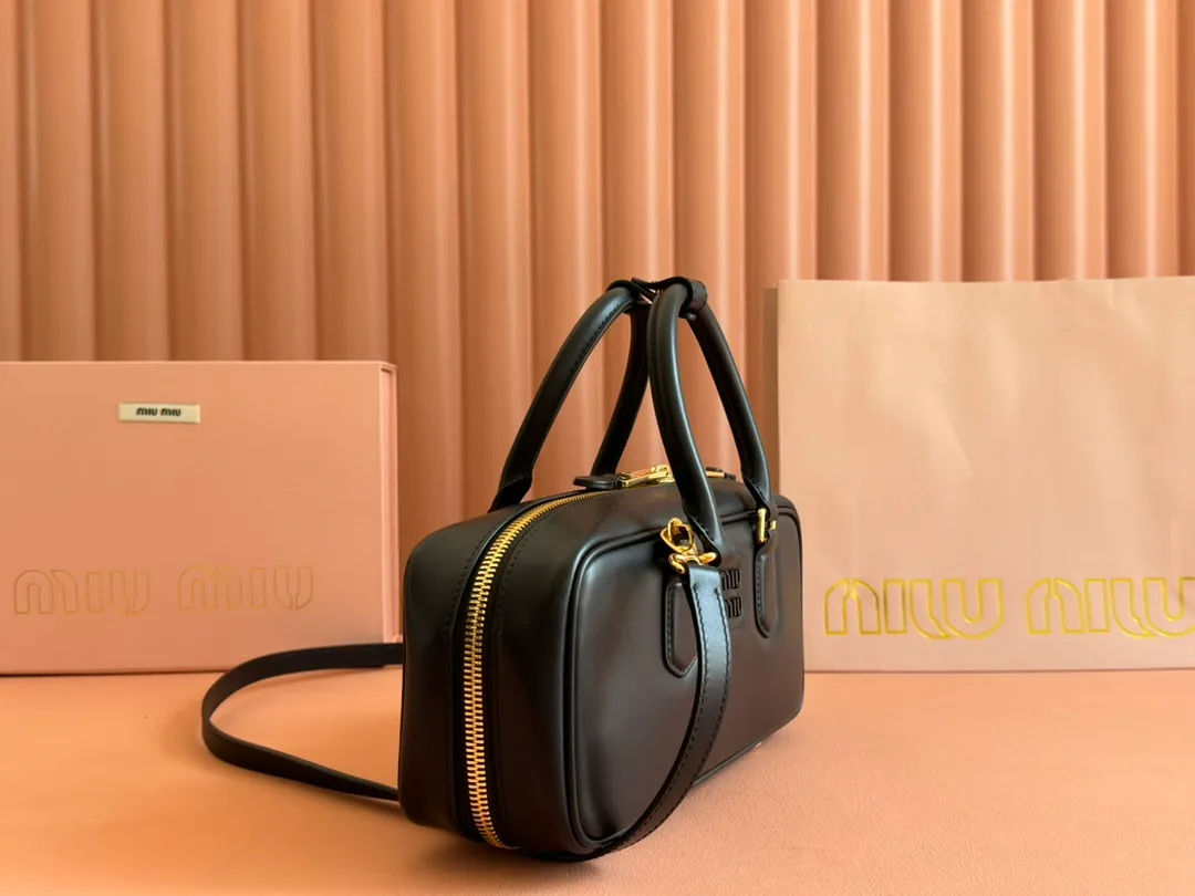 💋💋💋p1720【Premium hardware original leather】Arcadie cow leather medium (27cm) bowling handbag/crossbody bag ~ cognac color cowhide This Arcadic handbag demonstrates the unique concept that fashion is a tool that translates the reflection of reality into material form. The letter logo that complements the finish of the metal hardware accessories is exquisitely crafted and demonstrates a highly recognizable classic style. Dynamic and elegant lines with adjustable and detachable shoulder straps present a practical and versatile design with modern charm. ～Detachable and adjustable shoulder strap ～Zipper closure ～Painted metal letter logo on the front ～Lined with zippered pocket ～Comes with foot studs Size: W27×H12×D9cm No.: 5BB148