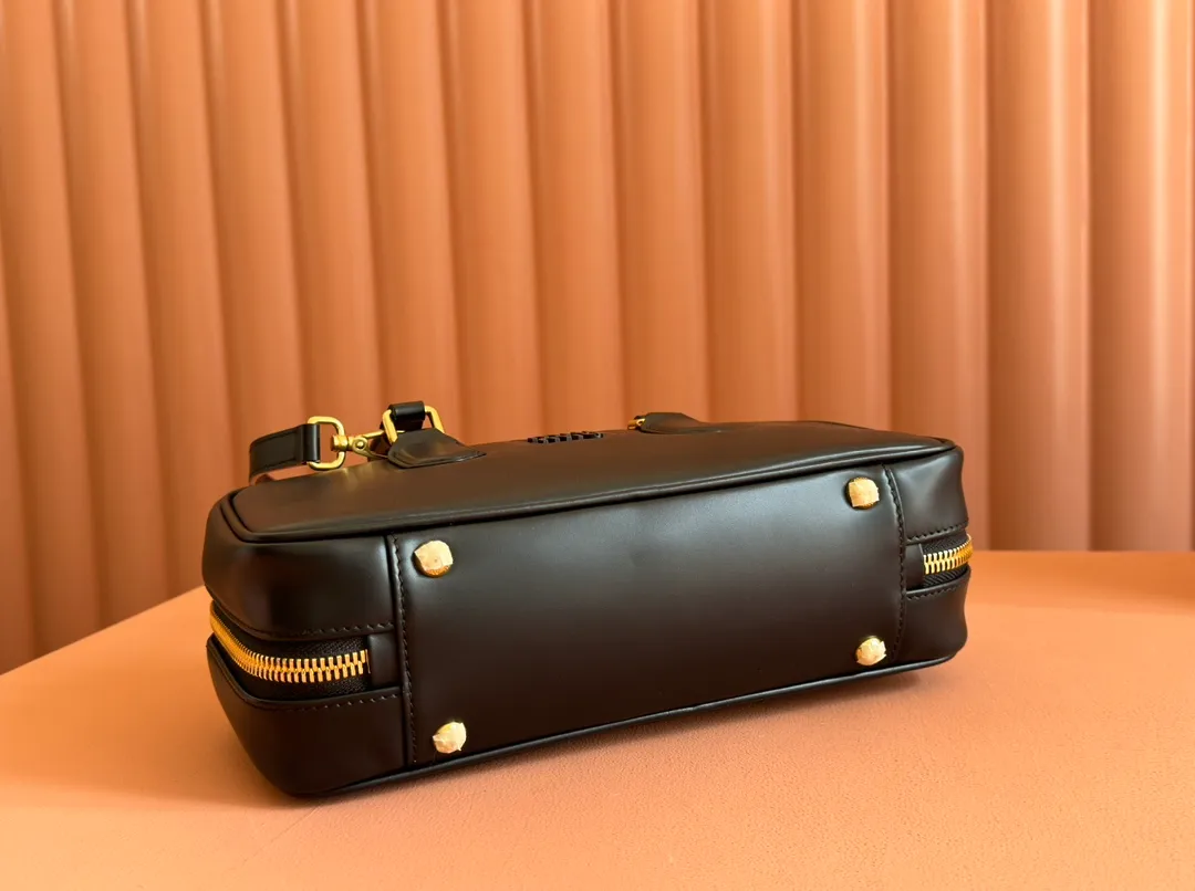 💋💋💋p1720【Premium hardware original leather】Arcadie cow leather medium (27cm) bowling handbag/crossbody bag ~ cognac color cowhide This Arcadic handbag demonstrates the unique concept that fashion is a tool that translates the reflection of reality into material form. The letter logo that complements the finish of the metal hardware accessories is exquisitely crafted and demonstrates a highly recognizable classic style. Dynamic and elegant lines with adjustable and detachable shoulder straps present a practical and versatile design with modern charm. ～Detachable and adjustable shoulder strap ～Zipper closure ～Painted metal letter logo on the front ～Lined with zippered pocket ～Comes with foot studs Size: W27×H12×D9cm No.: 5BB148