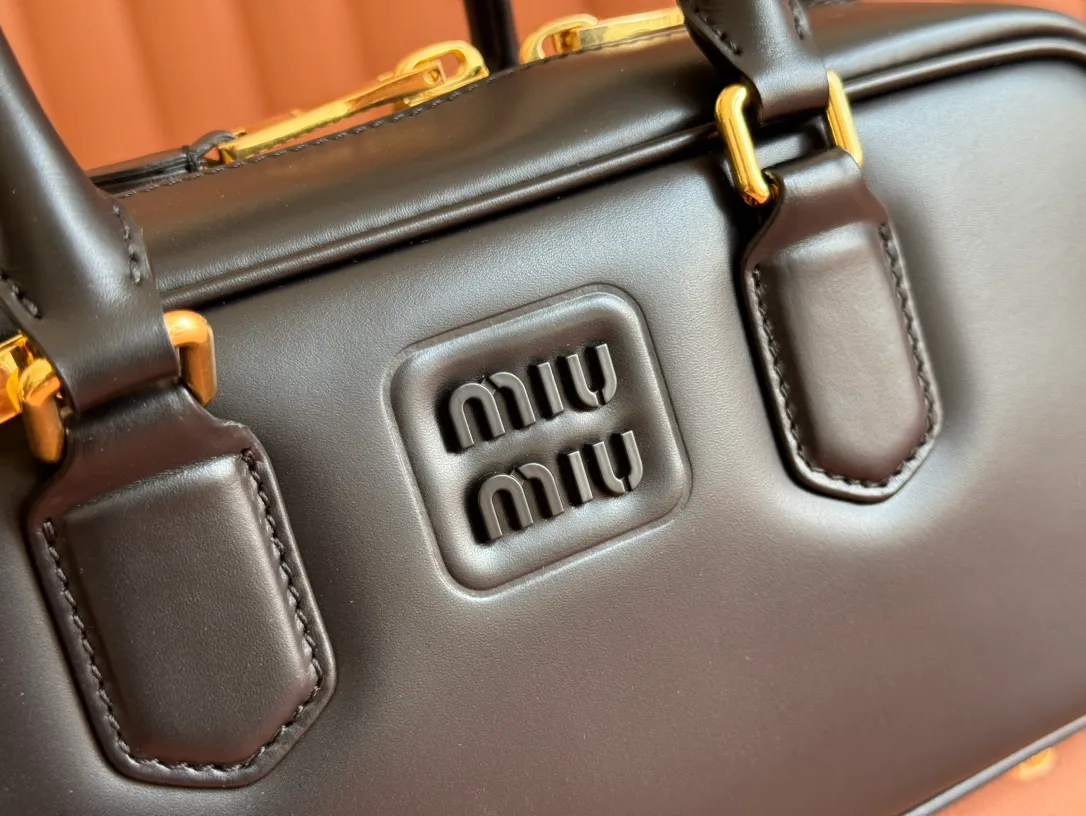 💋💋💋p1720【Premium hardware original leather】Arcadie cow leather medium (27cm) bowling handbag/crossbody bag ~ cognac color cowhide This Arcadic handbag demonstrates the unique concept that fashion is a tool that translates the reflection of reality into material form. The letter logo that complements the finish of the metal hardware accessories is exquisitely crafted and demonstrates a highly recognizable classic style. Dynamic and elegant lines with adjustable and detachable shoulder straps present a practical and versatile design with modern charm. ～Detachable and adjustable shoulder strap ～Zipper closure ～Painted metal letter logo on the front ～Lined with zippered pocket ～Comes with foot studs Size: W27×H12×D9cm No.: 5BB148