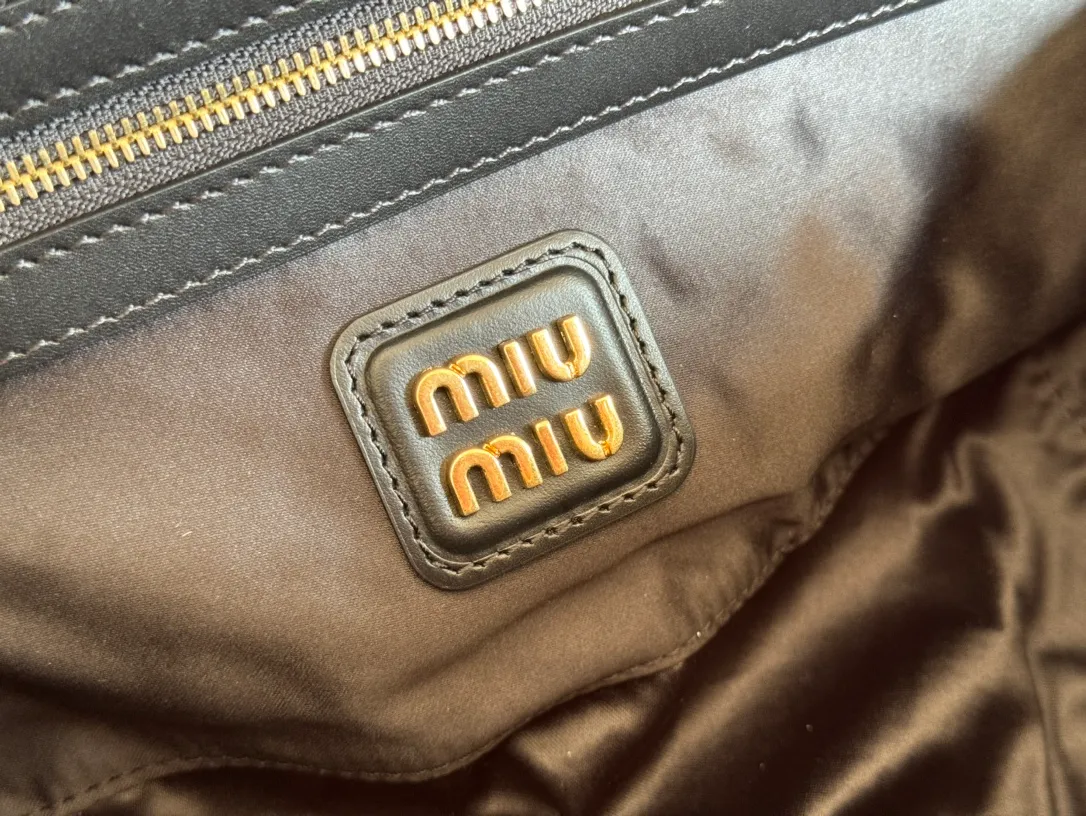 💋💋💋p1720【Premium hardware original leather】Arcadie cow leather medium (27cm) bowling handbag/crossbody bag ~ cognac color cowhide This Arcadic handbag demonstrates the unique concept that fashion is a tool that translates the reflection of reality into material form. The letter logo that complements the finish of the metal hardware accessories is exquisitely crafted and demonstrates a highly recognizable classic style. Dynamic and elegant lines with adjustable and detachable shoulder straps present a practical and versatile design with modern charm. ～Detachable and adjustable shoulder strap ～Zipper closure ～Painted metal letter logo on the front ～Lined with zippered pocket ～Comes with foot studs Size: W27×H12×D9cm No.: 5BB148