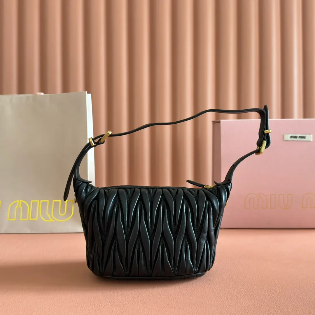 p1400💋💋💋【Configure full counter package】Matelassé Nappa lambskin pouch 5NE026_Miu Miu style symbol - the Matelassé pattern takes on a new look in this clutch bag, practical and functional design, suitable for hand-holding, with precious finishes and metal logo. ●With handle ●Zipper closure·Lined·Metal lettering logo Width: 15cm, Height: 8.5cm, Length: 8cm