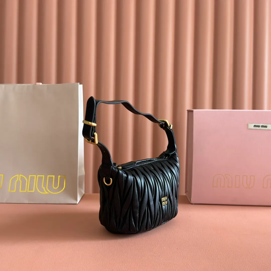 p1400💋💋💋【Configure full counter package】Matelassé Nappa lambskin pouch 5NE026_Miu Miu style symbol - the Matelassé pattern takes on a new look in this clutch bag, practical and functional design, suitable for hand-holding, with precious finishes and metal logo. ●With handle ●Zipper closure·Lined·Metal lettering logo Width: 15cm, Height: 8.5cm, Length: 8cm