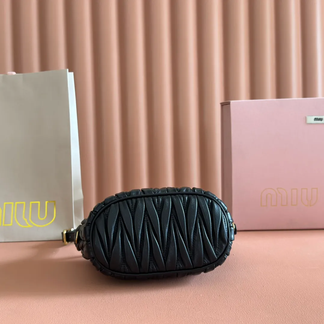 p1400💋💋💋【Configure full counter package】Matelassé Nappa lambskin pouch 5NE026_Miu Miu style symbol - the Matelassé pattern takes on a new look in this clutch bag, practical and functional design, suitable for hand-holding, with precious finishes and metal logo. ●With handle ●Zipper closure·Lined·Metal lettering logo Width: 15cm, Height: 8.5cm, Length: 8cm