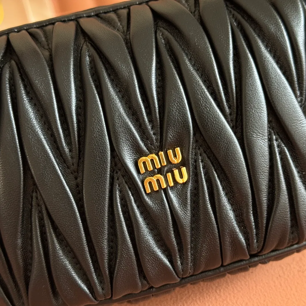 p1400💋💋💋【Configure full counter package】Matelassé Nappa lambskin pouch 5NE026_Miu Miu style symbol - the Matelassé pattern takes on a new look in this clutch bag, practical and functional design, suitable for hand-holding, with precious finishes and metal logo. ●With handle ●Zipper closure·Lined·Metal lettering logo Width: 15cm, Height: 8.5cm, Length: 8cm
