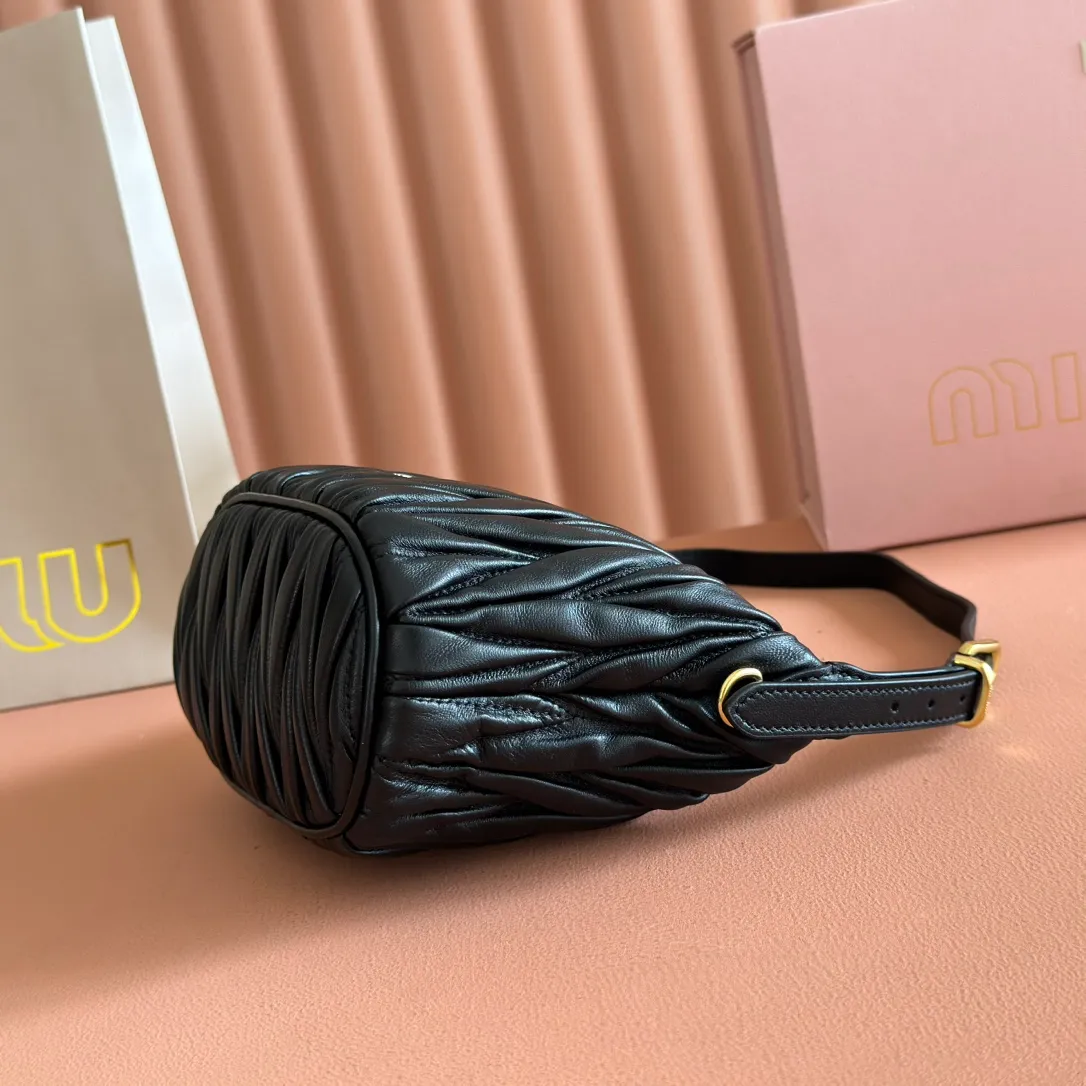 p1400💋💋💋【Configure full counter package】Matelassé Nappa lambskin pouch 5NE026_Miu Miu style symbol - the Matelassé pattern takes on a new look in this clutch bag, practical and functional design, suitable for hand-holding, with precious finishes and metal logo. ●With handle ●Zipper closure·Lined·Metal lettering logo Width: 15cm, Height: 8.5cm, Length: 8cm