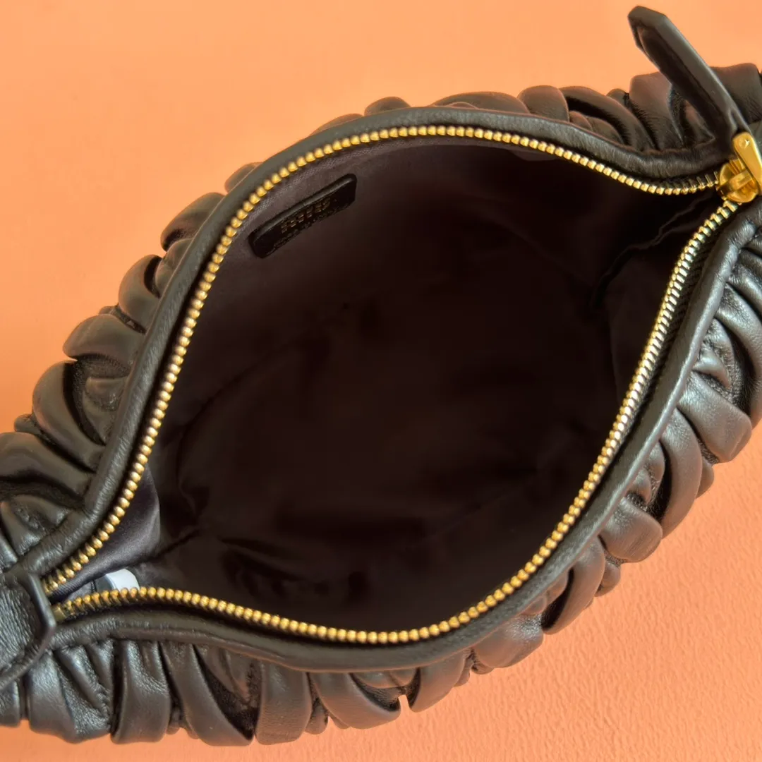 p1400💋💋💋【Configure full counter package】Matelassé Nappa lambskin pouch 5NE026_Miu Miu style symbol - the Matelassé pattern takes on a new look in this clutch bag, practical and functional design, suitable for hand-holding, with precious finishes and metal logo. ●With handle ●Zipper closure·Lined·Metal lettering logo Width: 15cm, Height: 8.5cm, Length: 8cm