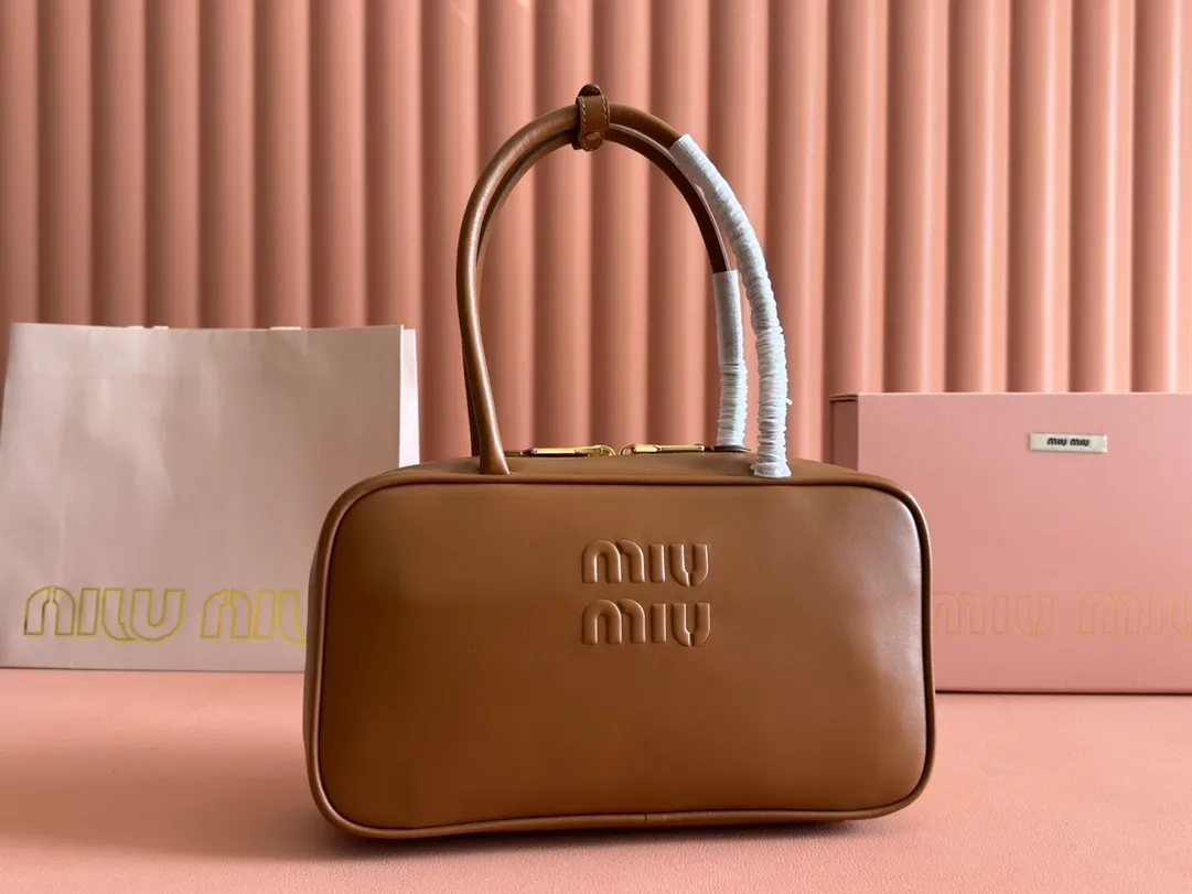 p1760💋💋💋【Premium hardware original leather】Beau cow leather color-blocked handbag/shoulder bag black [medium size] This Beau handbag is made of soft and smooth cow leather. The gold-plated hardware is exquisite and outstanding, and the embossed letter logo shows a classic style. Size: W29×H17×D9cm Number: 5BB172