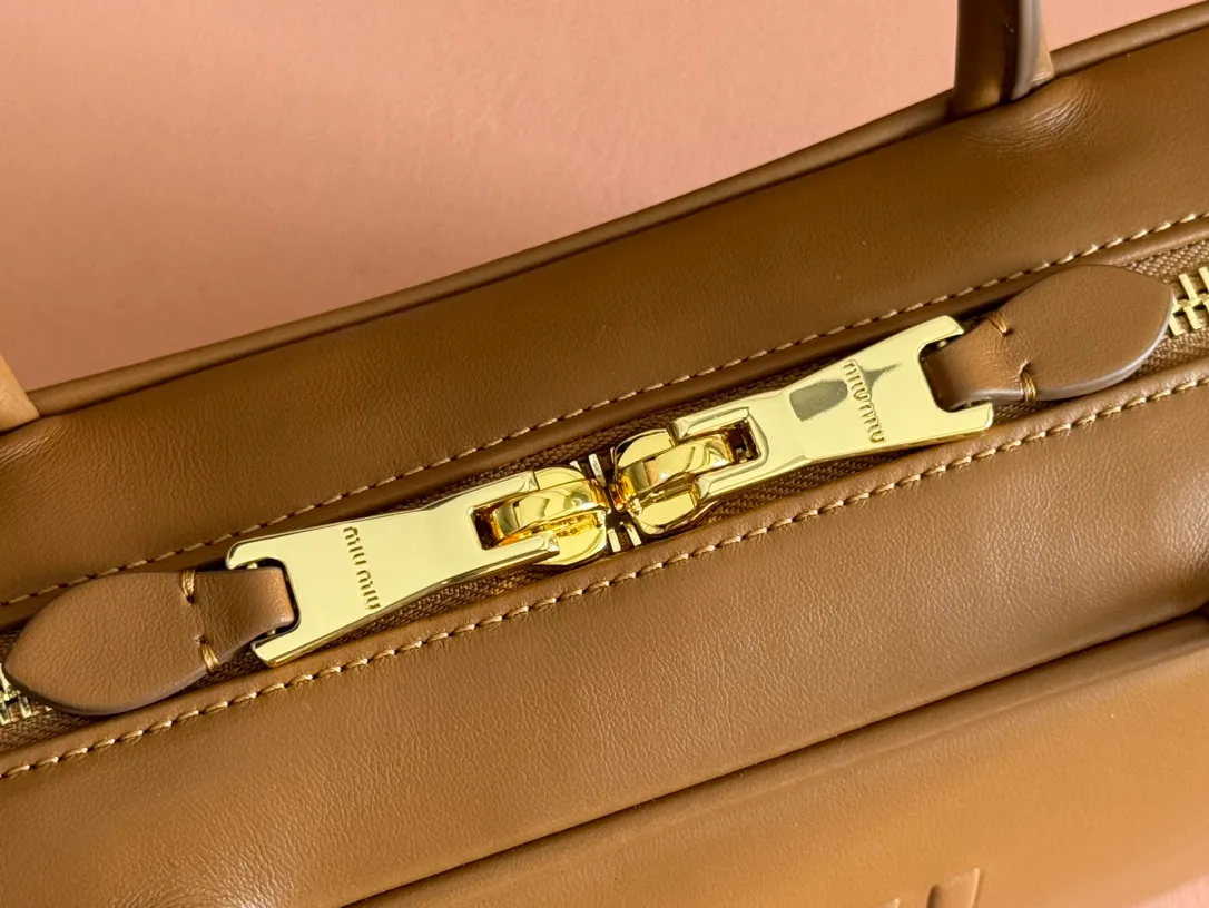 p1760💋💋💋【Premium hardware original leather】Beau cow leather color-blocked handbag/shoulder bag black [medium size] This Beau handbag is made of soft and smooth cow leather. The gold-plated hardware is exquisite and outstanding, and the embossed letter logo shows a classic style. Size: W29×H17×D9cm Number: 5BB172