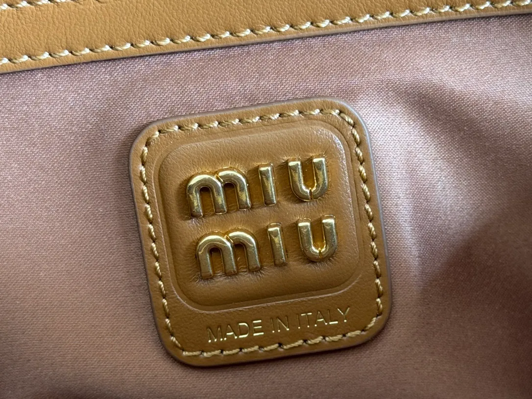 p1760💋💋💋【Premium hardware original leather】Beau cow leather color-blocked handbag/shoulder bag black [medium size] This Beau handbag is made of soft and smooth cow leather. The gold-plated hardware is exquisite and outstanding, and the embossed letter logo shows a classic style. Size: W29×H17×D9cm Number: 5BB172