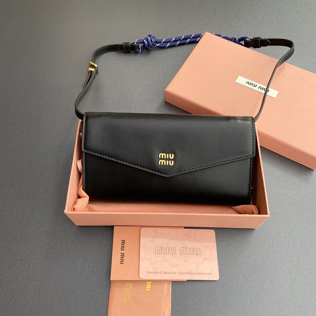 [Premium Hardware Original Leather] ¥880 ~ Black imported cow leather and rope shoulder strap cow leather wallet. The shoulder strap of this urban style wallet is embellished with ropes that are full of rugged, playful and sporty style, creating a contrasting effect of color, texture and style. - Snap button closure - Metal letter logo - Six card slots - One inner pocket - Lined - Detachable and adjustable shoulder strap Size: w19×h9.5×2cm No.: 5MT025_ 025 _MM034