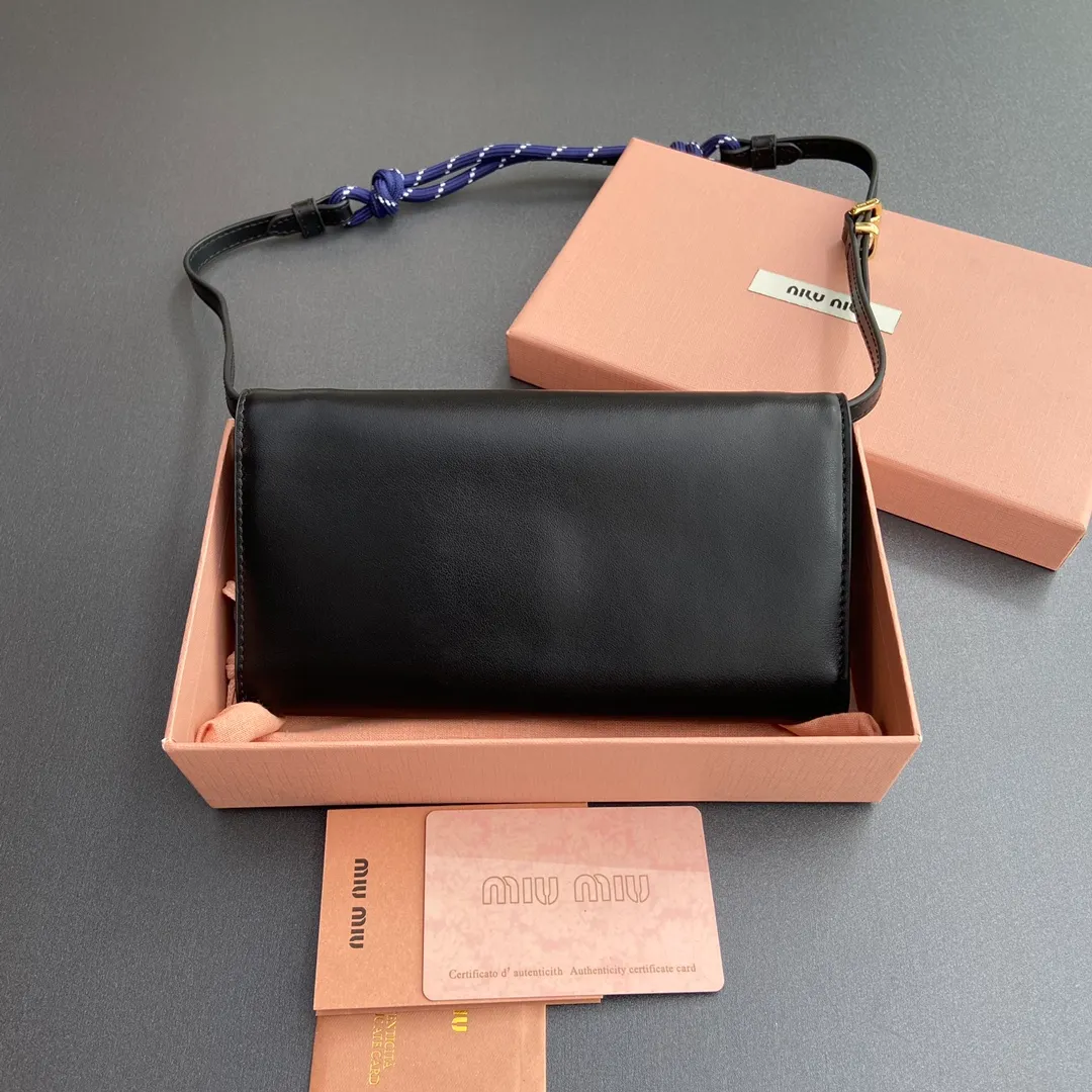[Premium Hardware Original Leather] ¥880 ~ Black imported cow leather and rope shoulder strap cow leather wallet. The shoulder strap of this urban style wallet is embellished with ropes that are full of rugged, playful and sporty style, creating a contrasting effect of color, texture and style. - Snap button closure - Metal letter logo - Six card slots - One inner pocket - Lined - Detachable and adjustable shoulder strap Size: w19×h9.5×2cm No.: 5MT025_ 025 _MM034