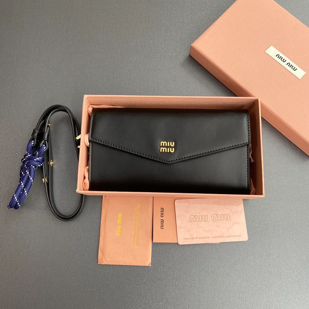 [Premium Hardware Original Leather] ¥880 ~ Black imported cow leather and rope shoulder strap cow leather wallet. The shoulder strap of this urban style wallet is embellished with ropes that are full of rugged, playful and sporty style, creating a contrasting effect of color, texture and style. - Snap button closure - Metal letter logo - Six card slots - One inner pocket - Lined - Detachable and adjustable shoulder strap Size: w19×h9.5×2cm No.: 5MT025_ 025 _MM034