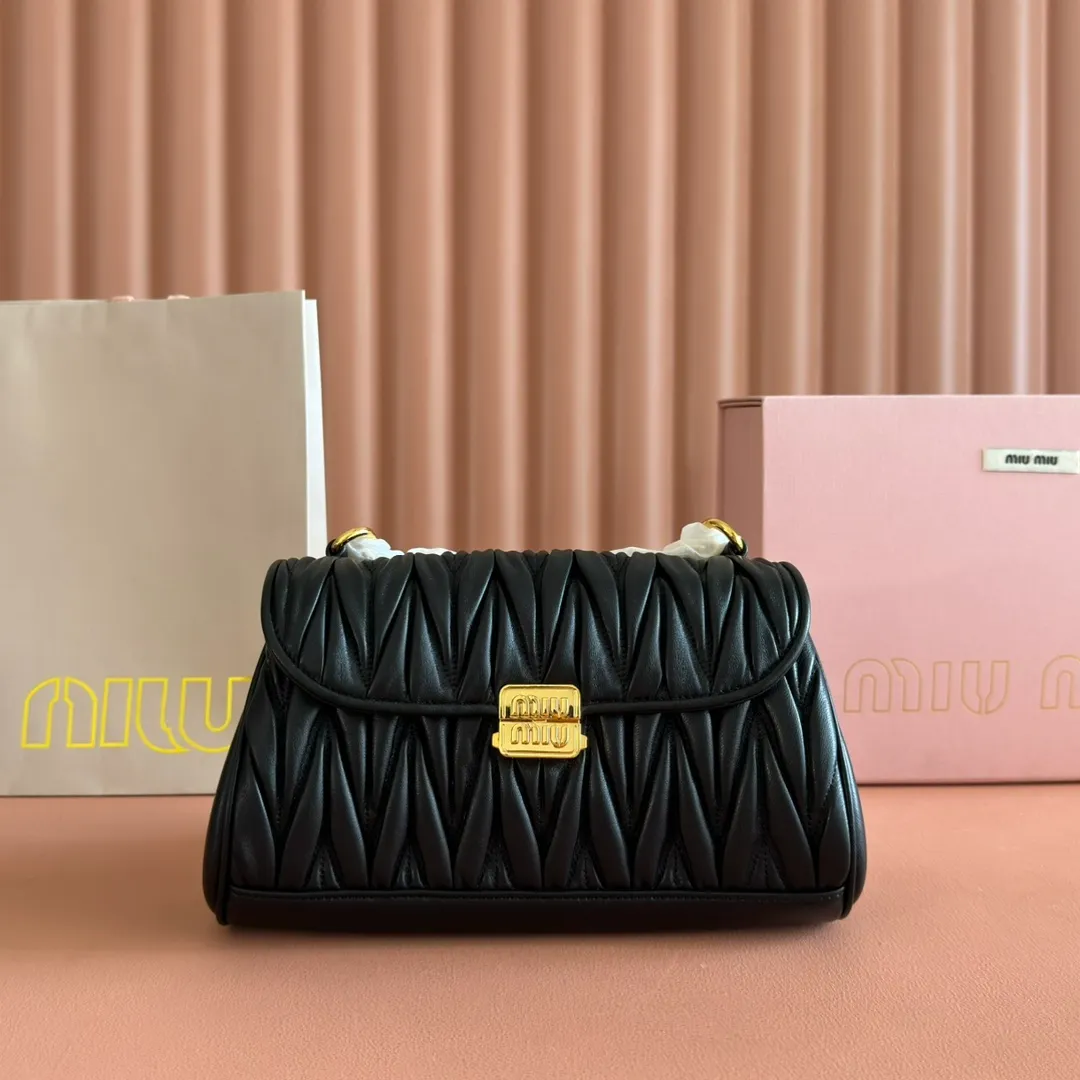 p1800💋💋💋【Original leather configuration counter packaging】MiuM's new baguette bag, this shoulder bag continues the classic design, using lightweight padded leather design, unique, top-grade calfskin material, with elegant front flap and adjustable metal shoulder straps, various styles, exquisite and elegant, casual and lazy, daily casual, work and commuting, looks good no matter what. Model: 5bd266. Size: 24X13.5X9cm