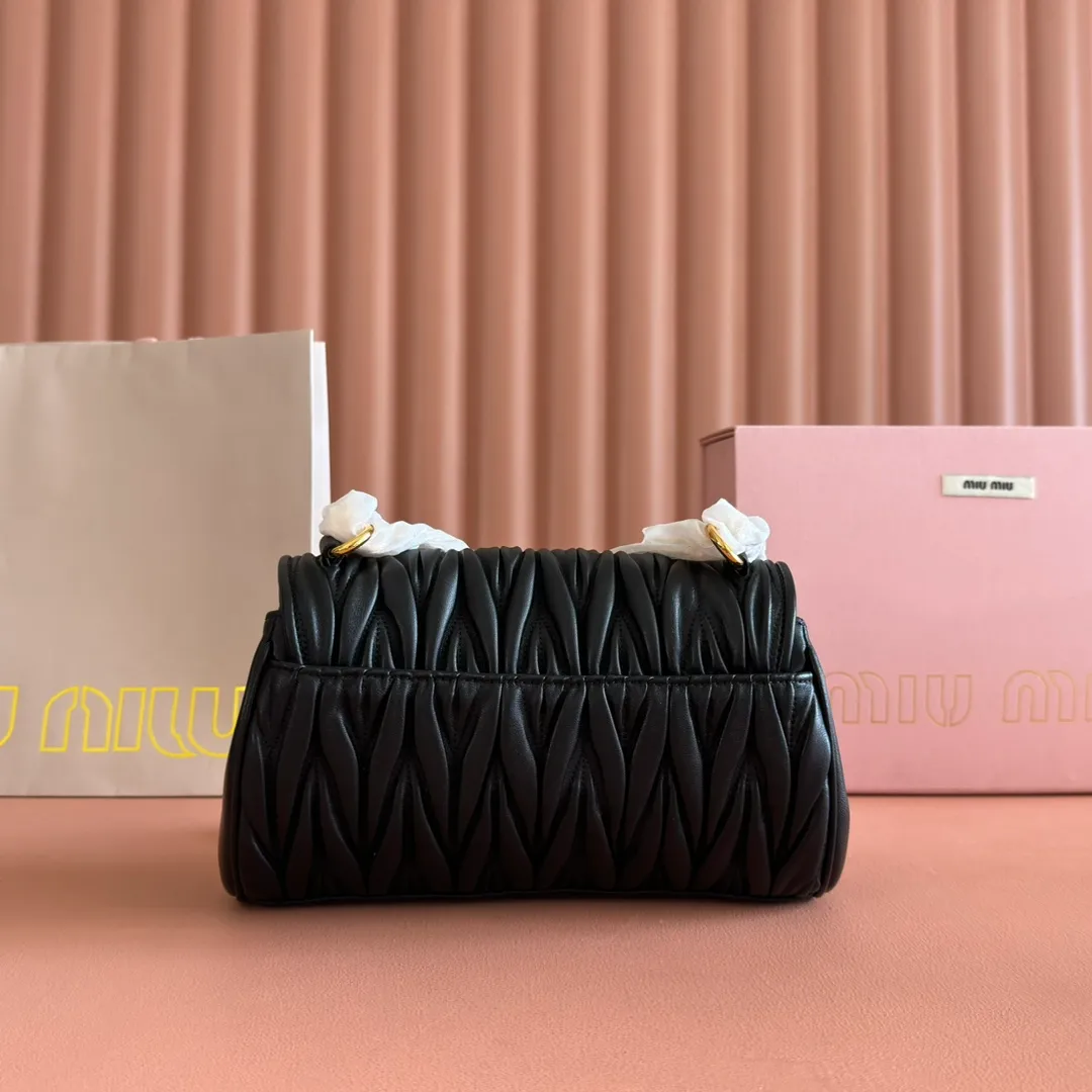 p1800💋💋💋【Original leather configuration counter packaging】MiuM's new baguette bag, this shoulder bag continues the classic design, using lightweight padded leather design, unique, top-grade calfskin material, with elegant front flap and adjustable metal shoulder straps, various styles, exquisite and elegant, casual and lazy, daily casual, work and commuting, looks good no matter what. Model: 5bd266. Size: 24X13.5X9cm