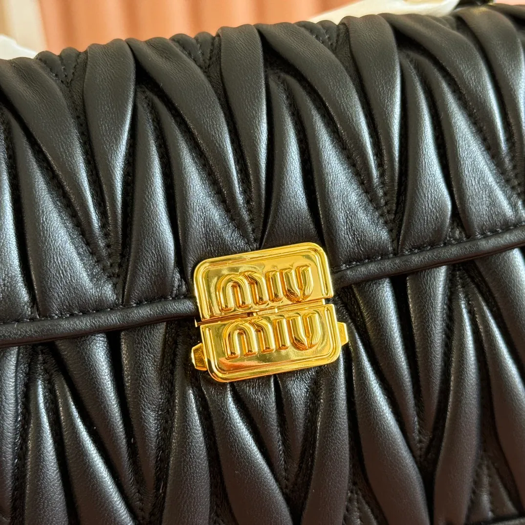 p1800💋💋💋【Original leather configuration counter packaging】MiuM's new baguette bag, this shoulder bag continues the classic design, using lightweight padded leather design, unique, top-grade calfskin material, with elegant front flap and adjustable metal shoulder straps, various styles, exquisite and elegant, casual and lazy, daily casual, work and commuting, looks good no matter what. Model: 5bd266. Size: 24X13.5X9cm
