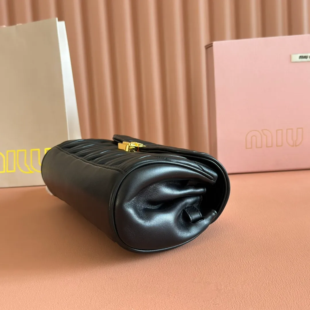 p1800💋💋💋【Original leather configuration counter packaging】MiuM's new baguette bag, this shoulder bag continues the classic design, using lightweight padded leather design, unique, top-grade calfskin material, with elegant front flap and adjustable metal shoulder straps, various styles, exquisite and elegant, casual and lazy, daily casual, work and commuting, looks good no matter what. Model: 5bd266. Size: 24X13.5X9cm
