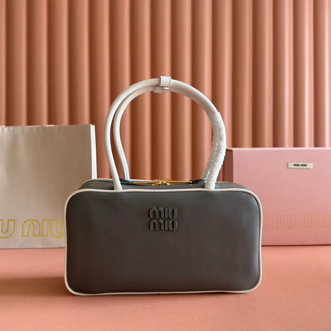 p1700💋💋💋 Equipped with a full set of packaging at the counter [Special grade hardware original leather] Beau cow leather color-blocked handbag/shoulder bag ~ Heather with white [medium size] This Beau handbag is made of soft and smooth cow leather, with gold-plated hardware and exquisite details that are particularly outstanding. The embossed letter logo shows a classic style. Size: W29×H17×D9cm No. 5BB172