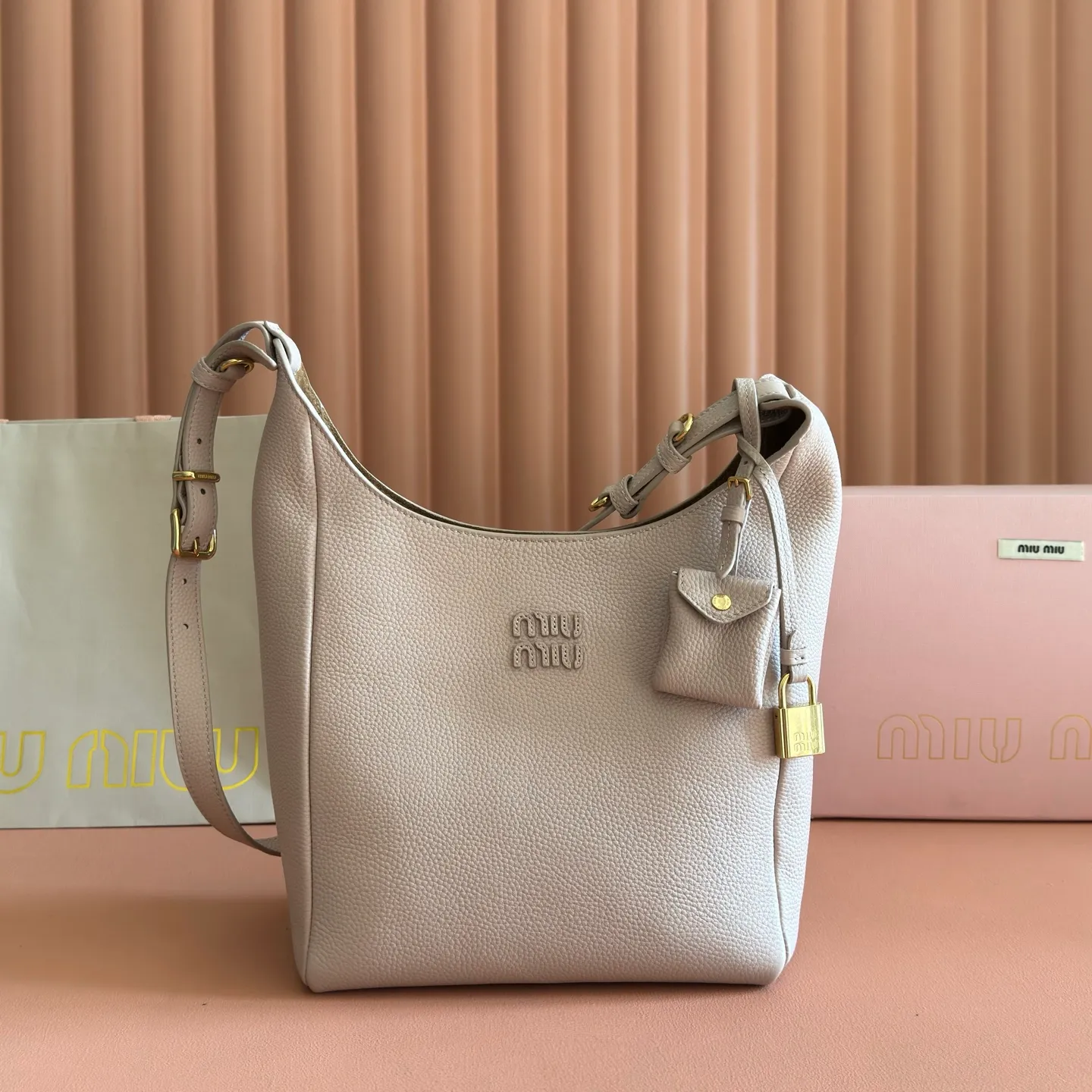 p1700💋💋💋【Special grade hardware original leather configuration counter full set packaging】25ss autumn and winter Isetan limited series Hobo's Isetan limited series, which is still indispensable in autumn and winter, has occupied a place in the fashion circle! The new Hobo bag has a unique design. The leather is soft and the grain is more wear-resistant and durable. The slender bag body increases the storage capacity. The adjustable shoulder strap supports one-shoulder cross-body wear. You can adjust it at will without worrying about height and weight. The bag is also equipped with a card holder padlock to increase the overall fashion sense. The multi-layer suction buckle design inside is strong and safe, suitable for commuting and travel✈️ Size: W23×H32×D12cm No.: 5BB098