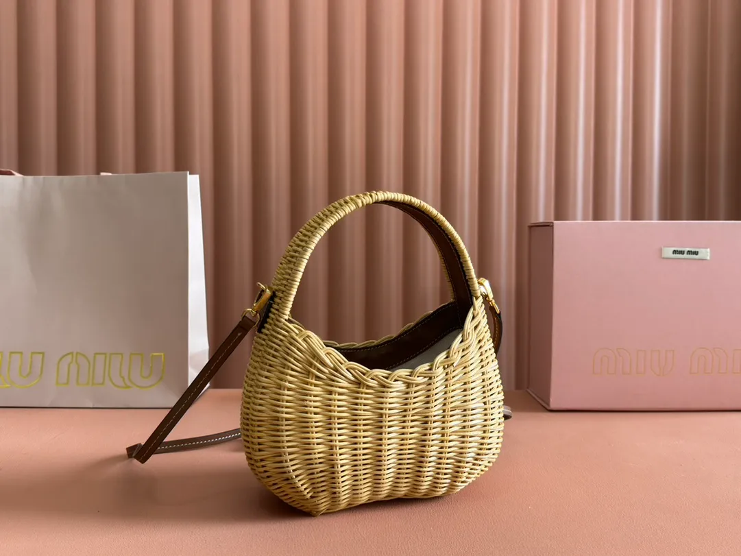 p1360💋💋💋 Equipped with a full set of packaging at the counter [Super Grade Hardware Original Leather] Wander Woven Hobo Bag~ Wander has new ideas every season and has become a symbol of the brand series. This weave is exotic and sophisticated. The gold accessories are shiny and eye-catching, and the engraved micro-marks add to the label’s character ~Golden accessories ~Zipper closure ~Metal lettering logo on the front ~Cotton satin lining Size: W20×H17×D6cm Number: 5BC125