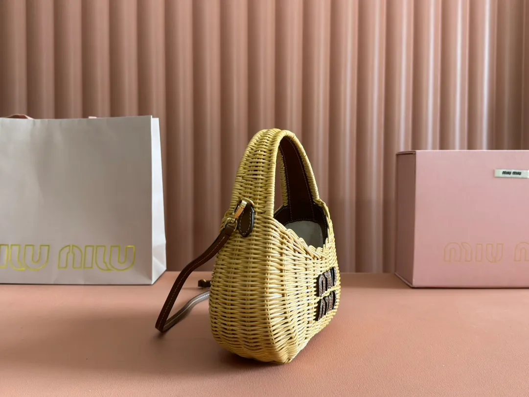 p1360💋💋💋 Equipped with a full set of packaging at the counter [Super Grade Hardware Original Leather] Wander Woven Hobo Bag~ Wander has new ideas every season and has become a symbol of the brand series. This weave is exotic and sophisticated. The gold accessories are shiny and eye-catching, and the engraved micro-marks add to the label’s character ~Golden accessories ~Zipper closure ~Metal lettering logo on the front ~Cotton satin lining Size: W20×H17×D6cm Number: 5BC125