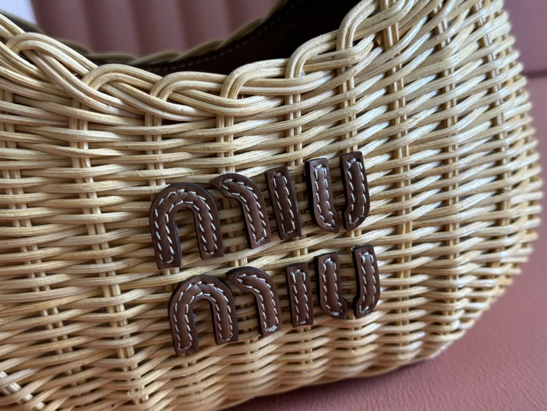 p1360💋💋💋 Equipped with a full set of packaging at the counter [Super Grade Hardware Original Leather] Wander Woven Hobo Bag~ Wander has new ideas every season and has become a symbol of the brand series. This weave is exotic and sophisticated. The gold accessories are shiny and eye-catching, and the engraved micro-marks add to the label’s character ~Golden accessories ~Zipper closure ~Metal lettering logo on the front ~Cotton satin lining Size: W20×H17×D6cm Number: 5BC125