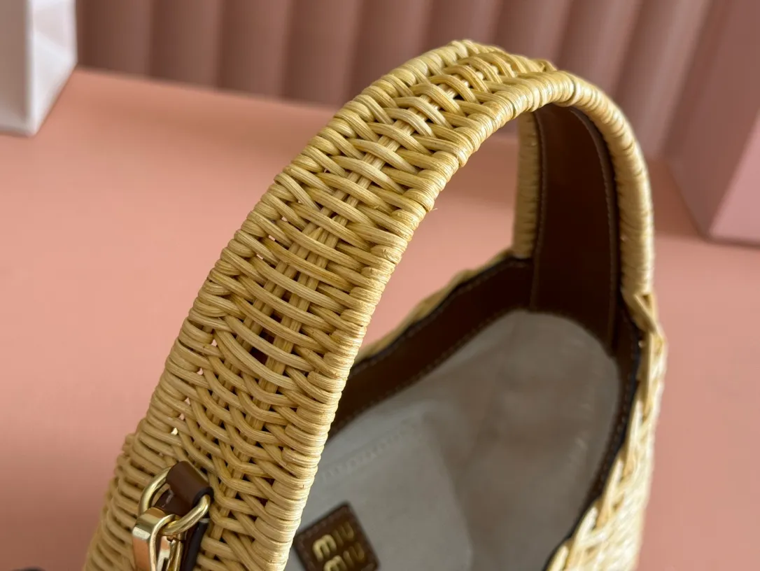 p1360💋💋💋 Equipped with a full set of packaging at the counter [Super Grade Hardware Original Leather] Wander Woven Hobo Bag~ Wander has new ideas every season and has become a symbol of the brand series. This weave is exotic and sophisticated. The gold accessories are shiny and eye-catching, and the engraved micro-marks add to the label’s character ~Golden accessories ~Zipper closure ~Metal lettering logo on the front ~Cotton satin lining Size: W20×H17×D6cm Number: 5BC125