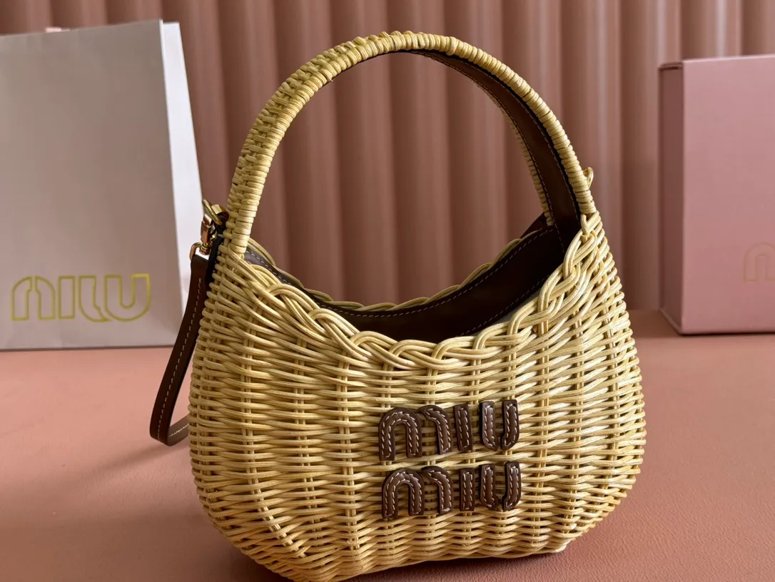 p1360💋💋💋 Equipped with a full set of packaging at the counter [Super Grade Hardware Original Leather] Wander Woven Hobo Bag~ Wander has new ideas every season and has become a symbol of the brand series. This weave is exotic and sophisticated. The gold accessories are shiny and eye-catching, and the engraved micro-marks add to the label’s character ~Golden accessories ~Zipper closure ~Metal lettering logo on the front ~Cotton satin lining Size: W20×H17×D6cm Number: 5BC125